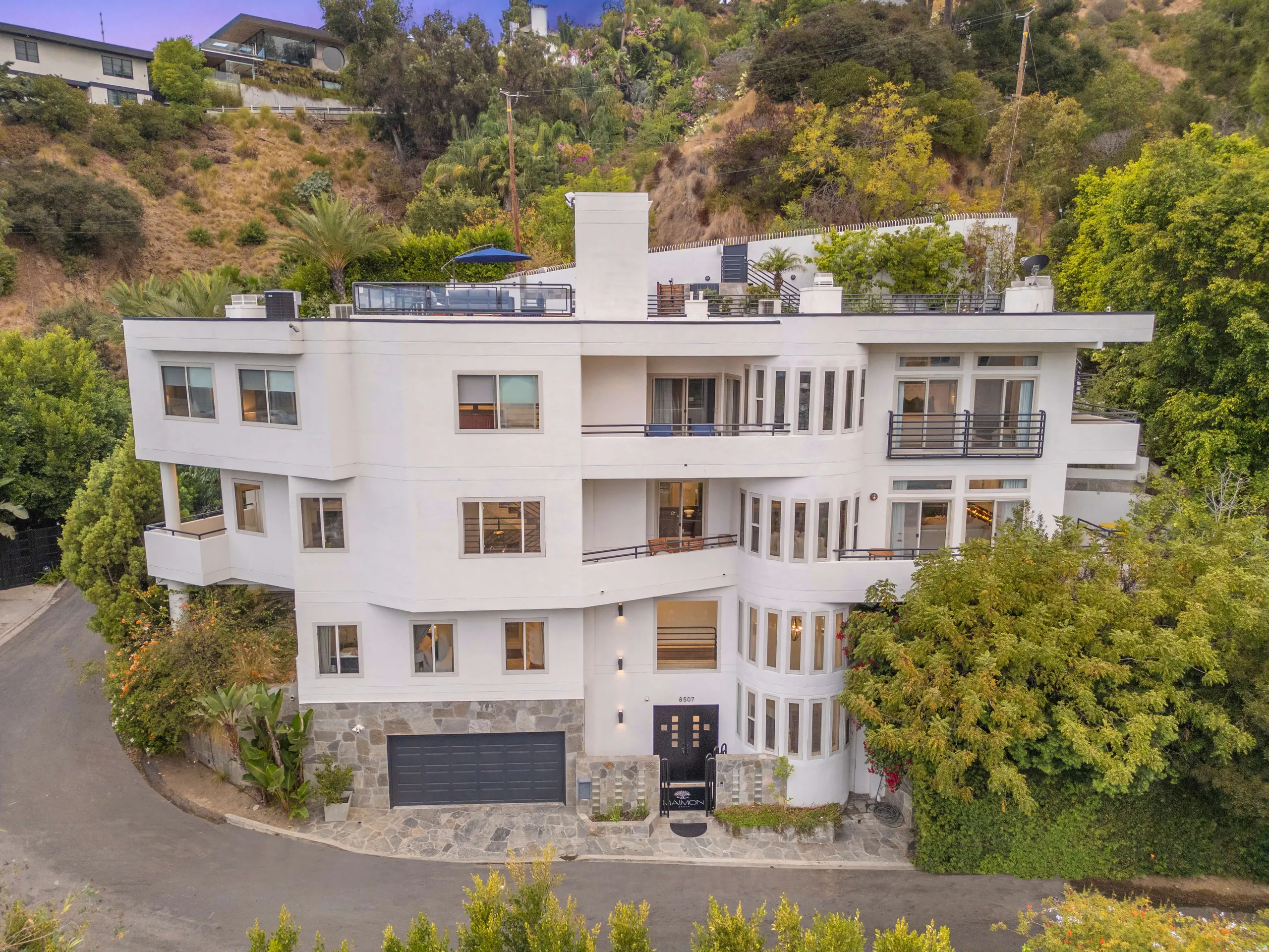 Hollywood Hils Mediterranean View Villa with Private Pool — photograph 11