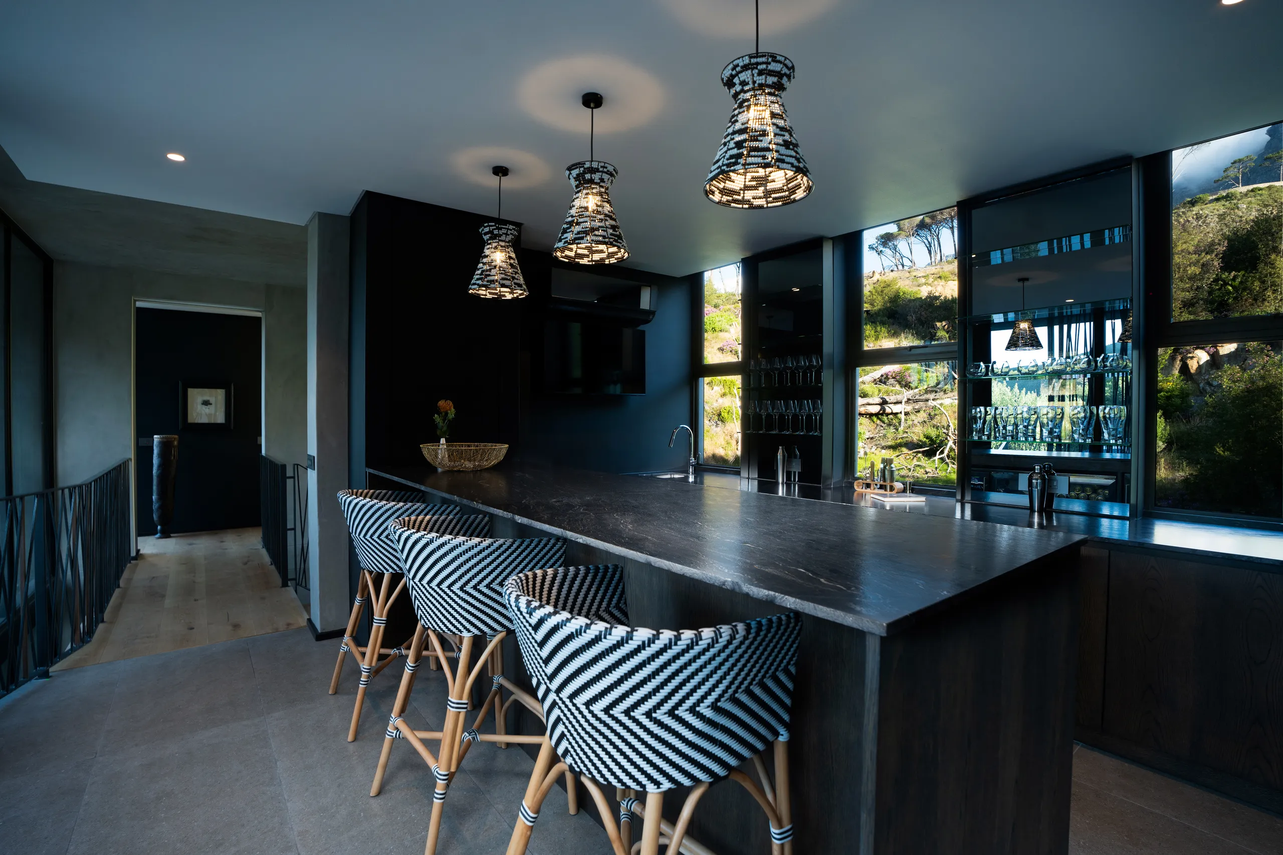 Enchanting Family Villa with Private Pool, Table Mountain and Majestic Lion’s Head Views — photograph 5