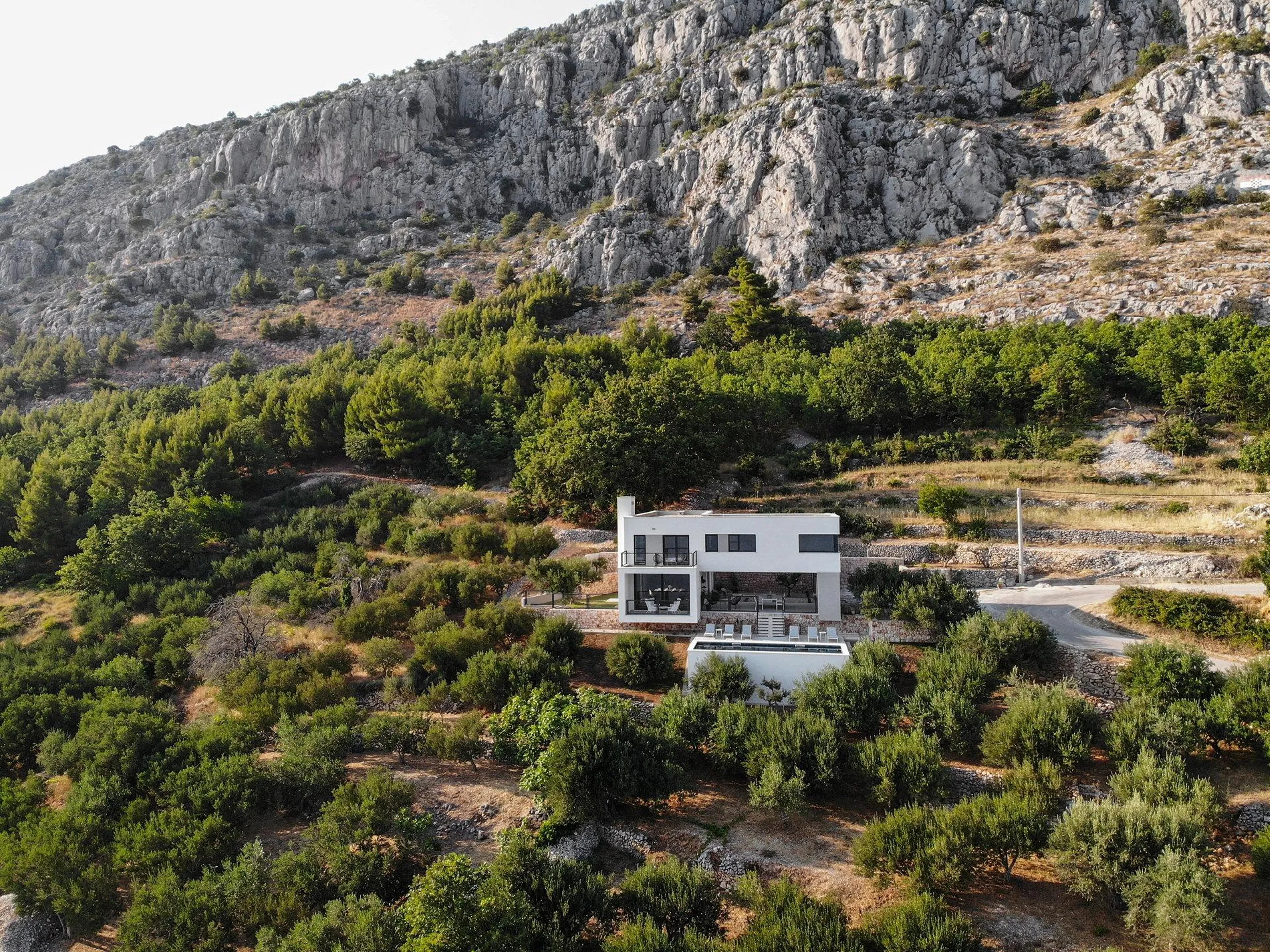 Princely 4-Star Villa with Private Pool and Mountain Views near Split — photograph 8