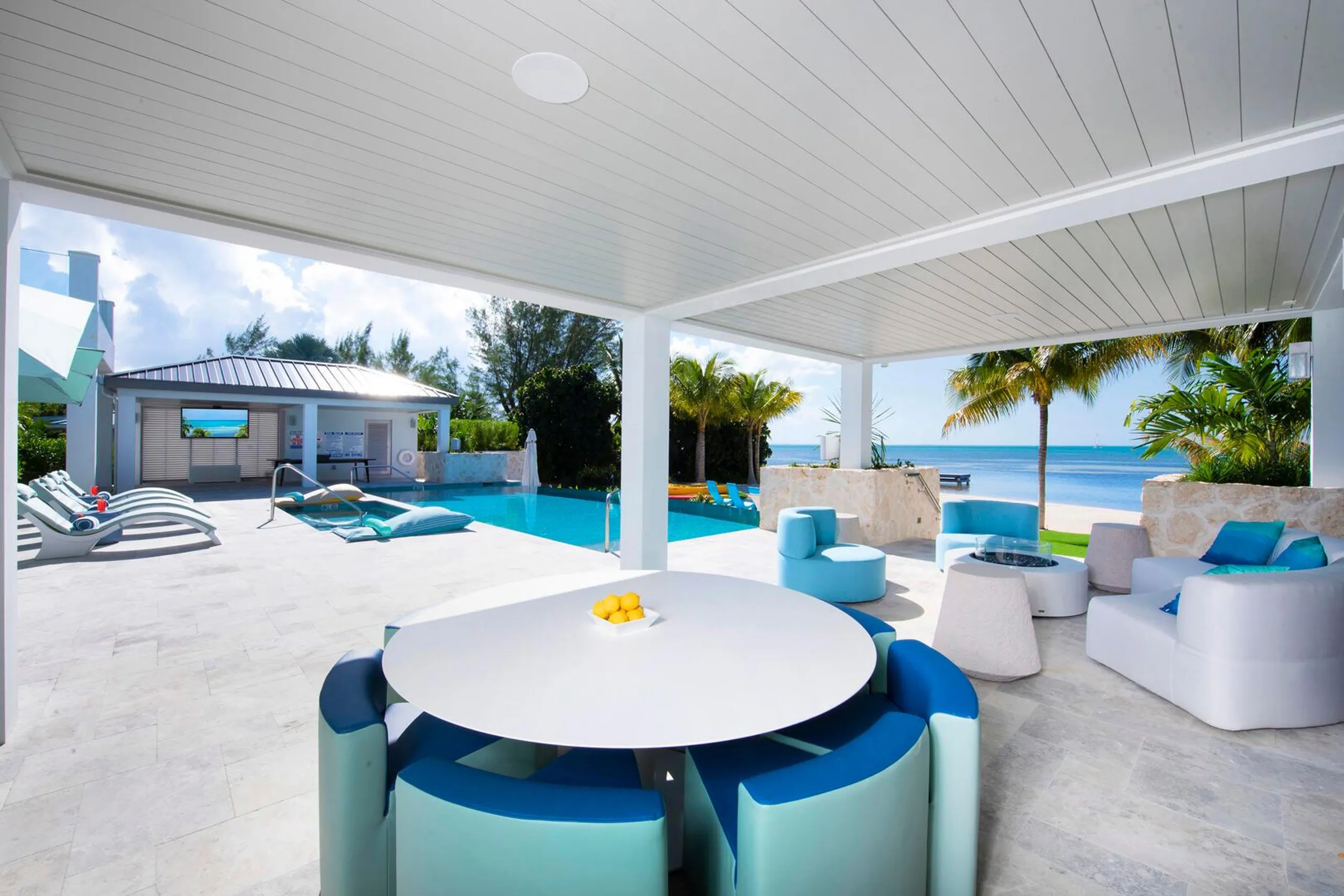 Cayman Ocean Front Grand Estate with Infinity Pool and Incredible Ocean Views — photograph 10