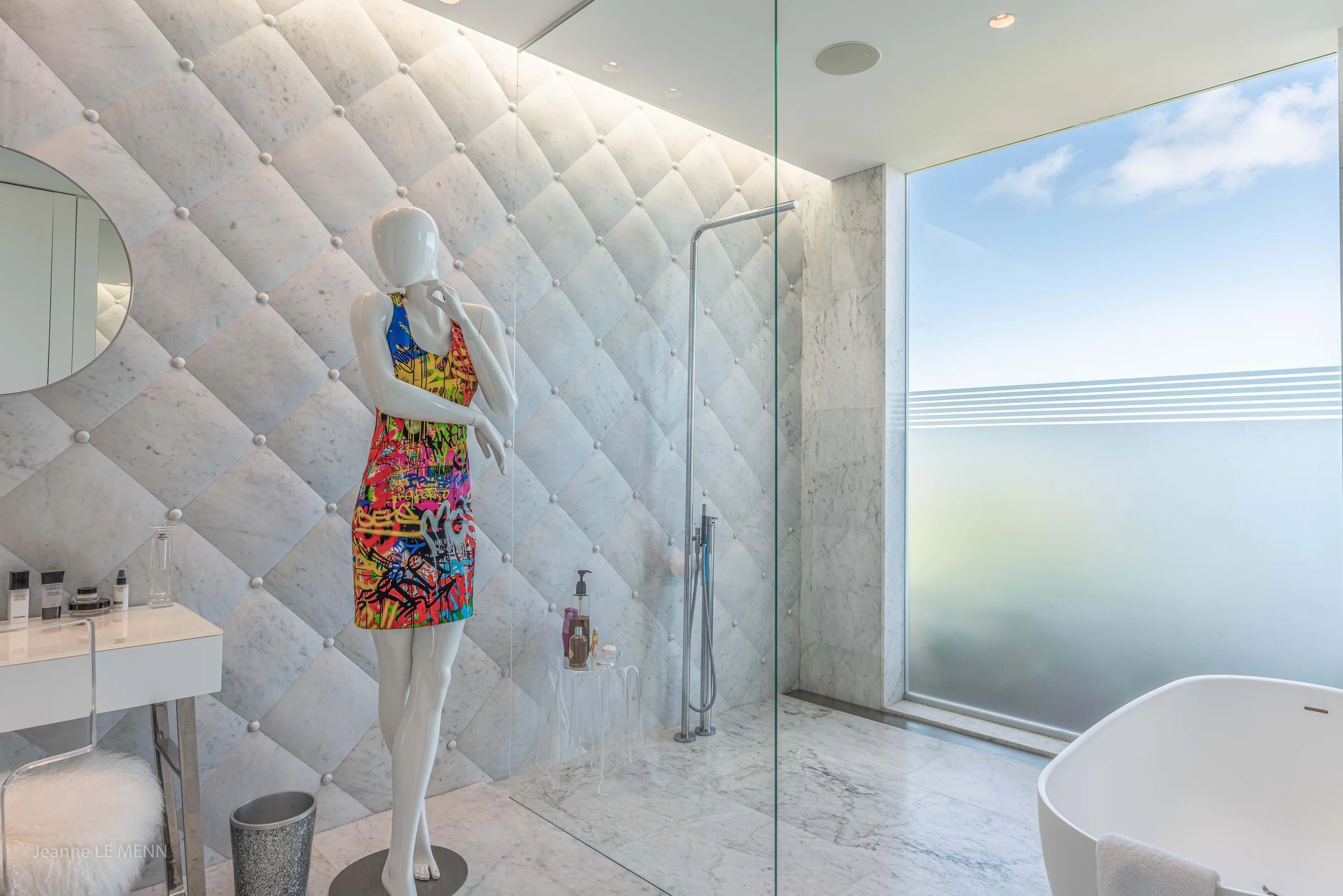 Tranquil Seaside Villa with Private Pool and Fitness Room — photograph 10