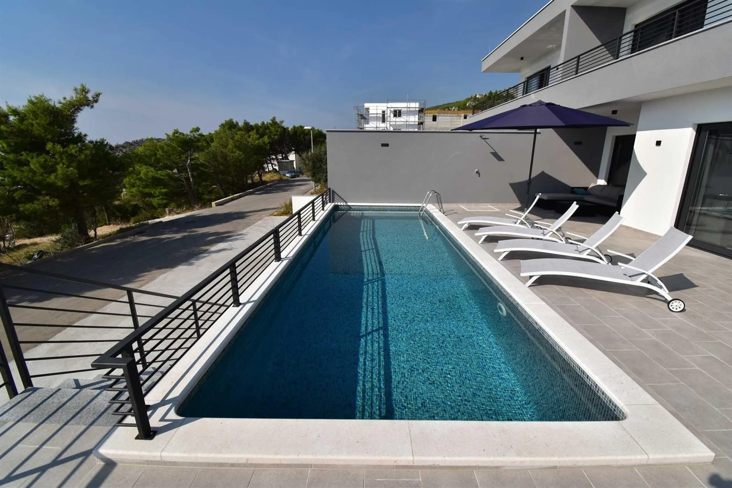 Tranquil Modern Villa with Heated Pool and Stunning Sea Views — photograph 4