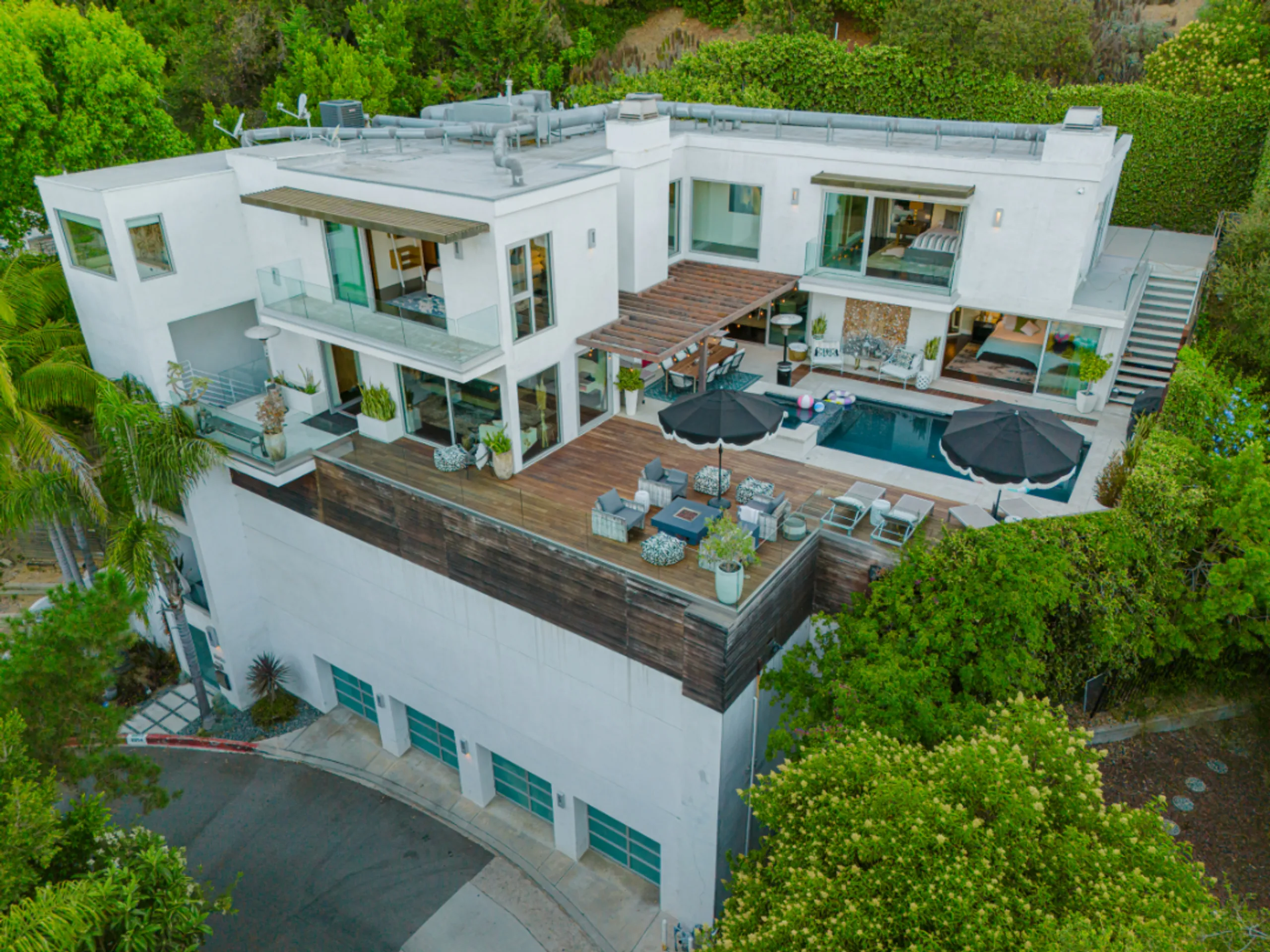 Hollywood Hills Villa with Private Pool, Outdoor Entertainment and Canyon Views — photograph 10