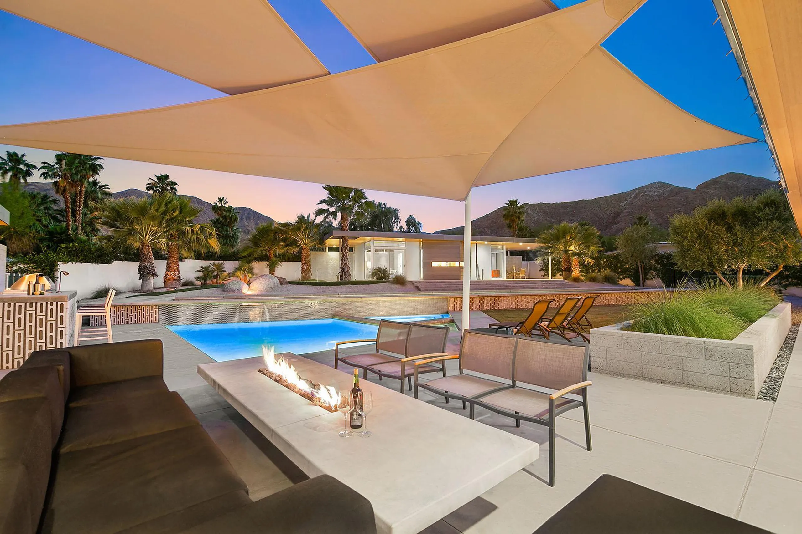 Palatial Palm Springs Paradise with Lap Pool, Firepit, Putting Green — photograph 2