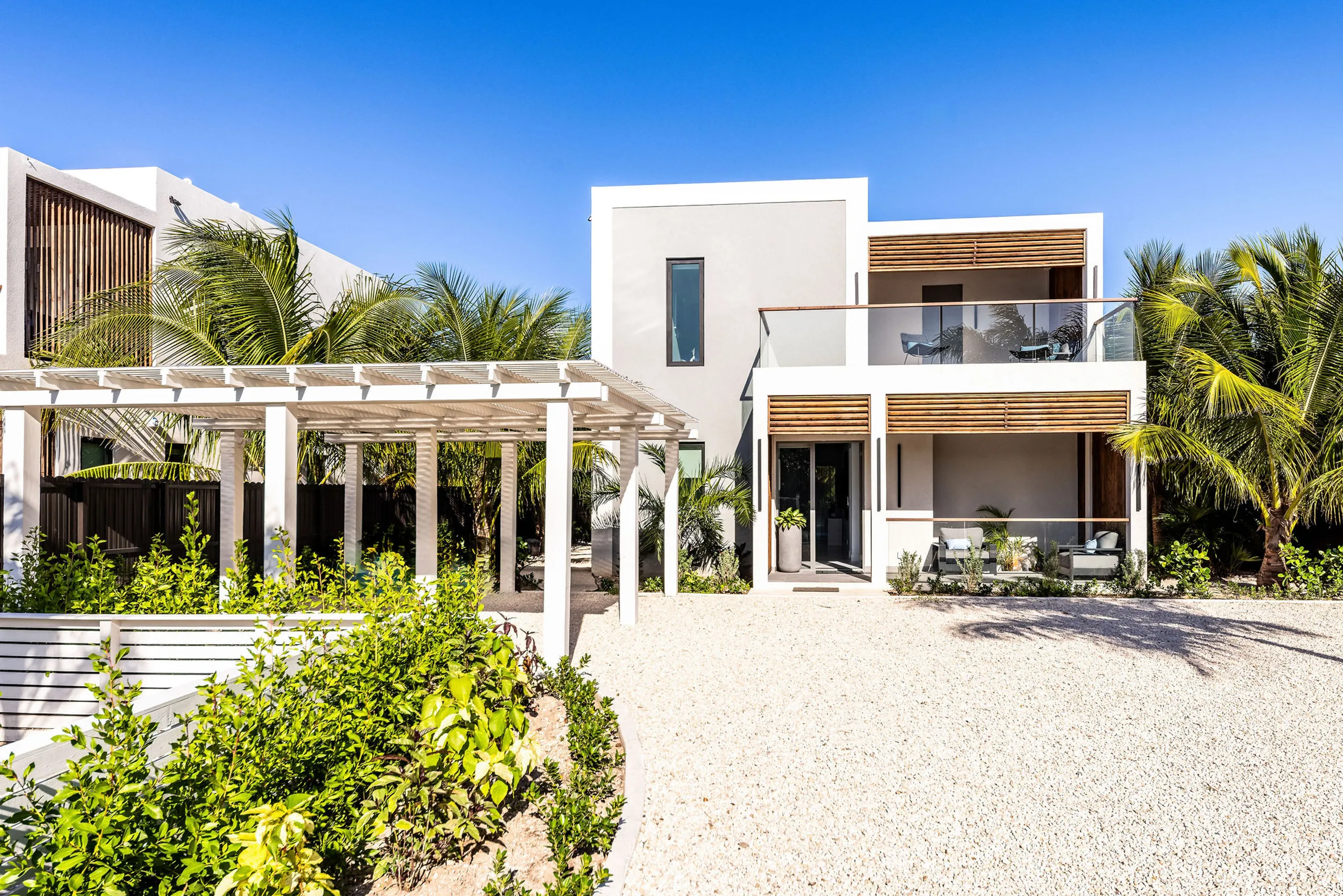 Modern 3 Bedroom Villa with Private Pool, and Lush Garden — photograph 7