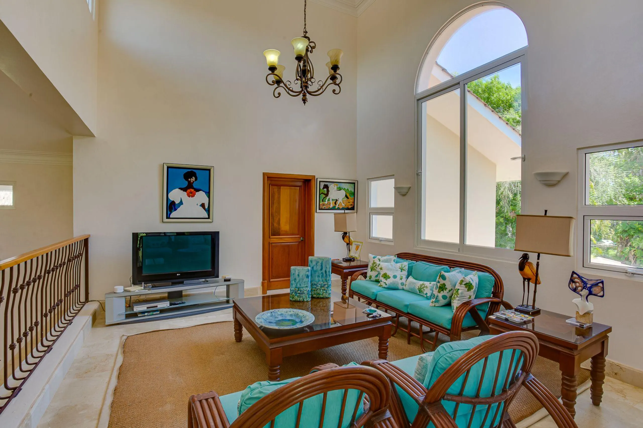 Calming Punta Cana Villa with High Ceilings and Luxe Amenities — photograph 6