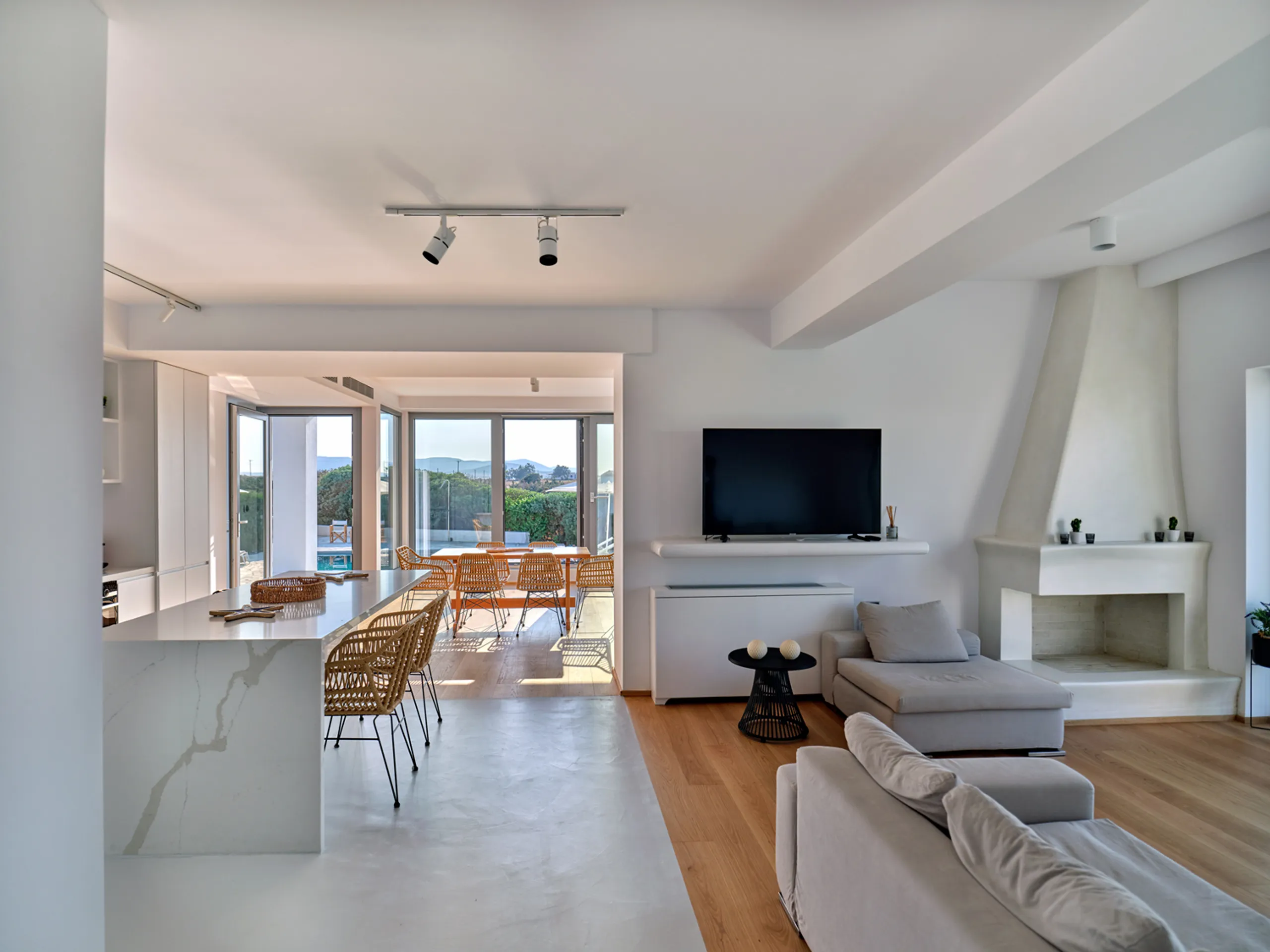 Deluxe Three-Level Villa with Private Pool, Terrace and Overlooking Sea Views — photograph 10