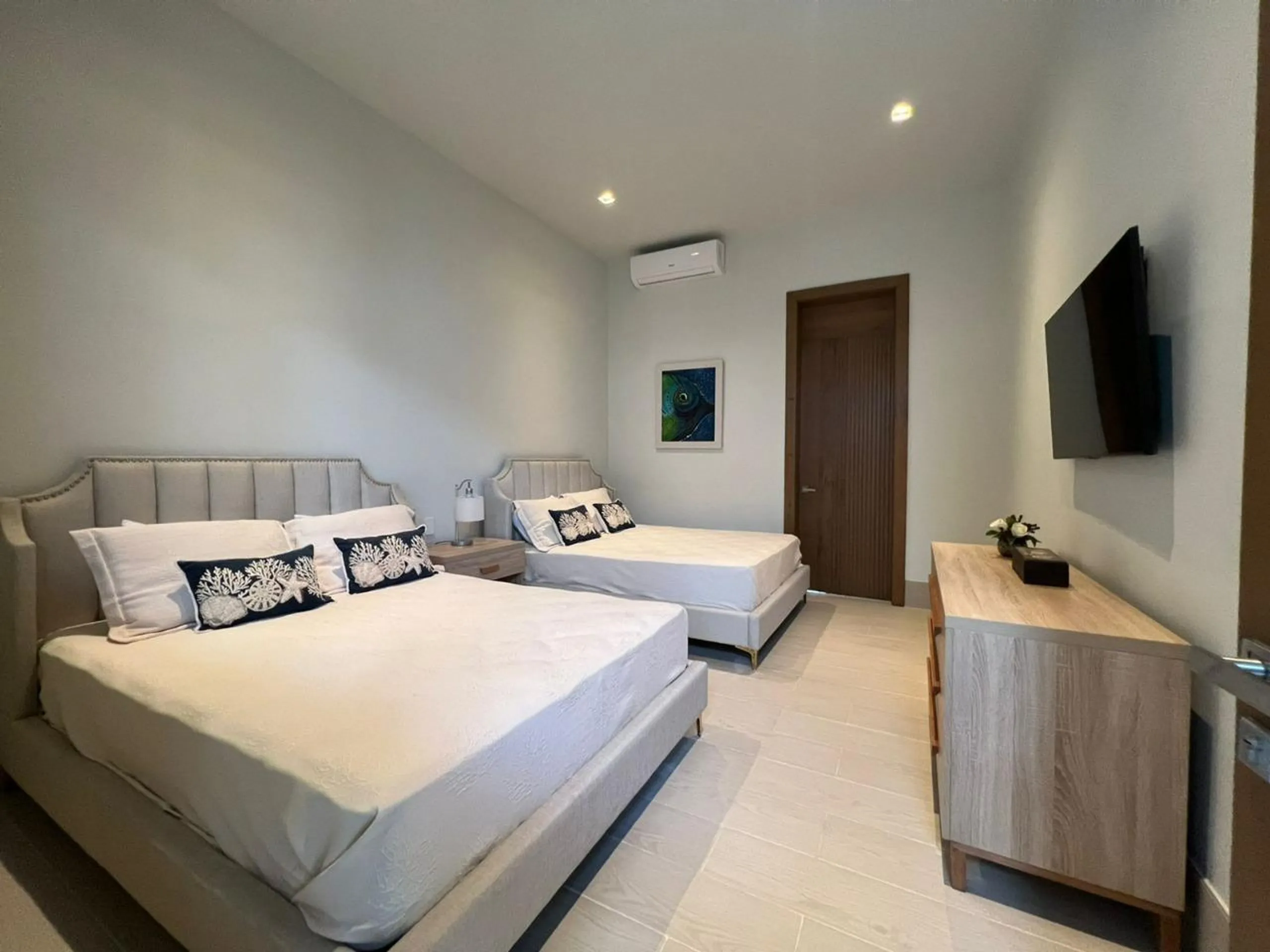 Captivating Villa with Private Pool and  Golf Course Views — photograph 11