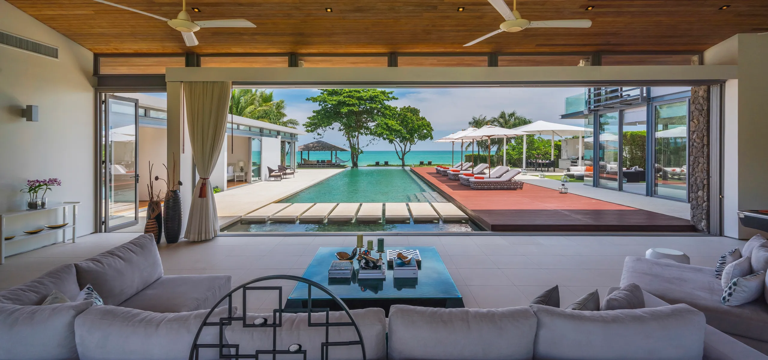 Deluxe Oceanview Villa with Infinity Pool — photograph 8