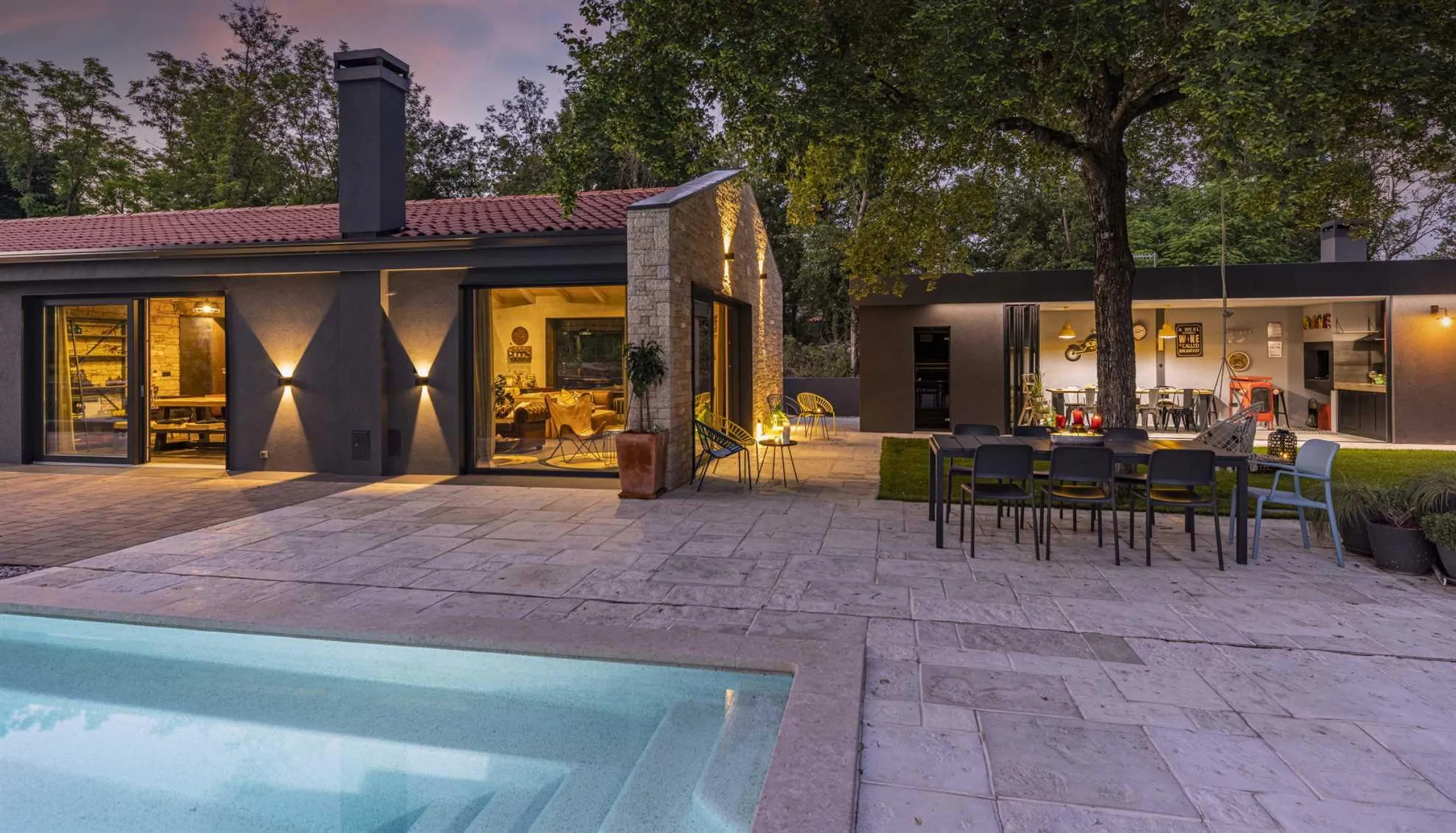 Tranquil Eclectic Villa with Private Pool and Overlooking Lush Greenery — photograph 2