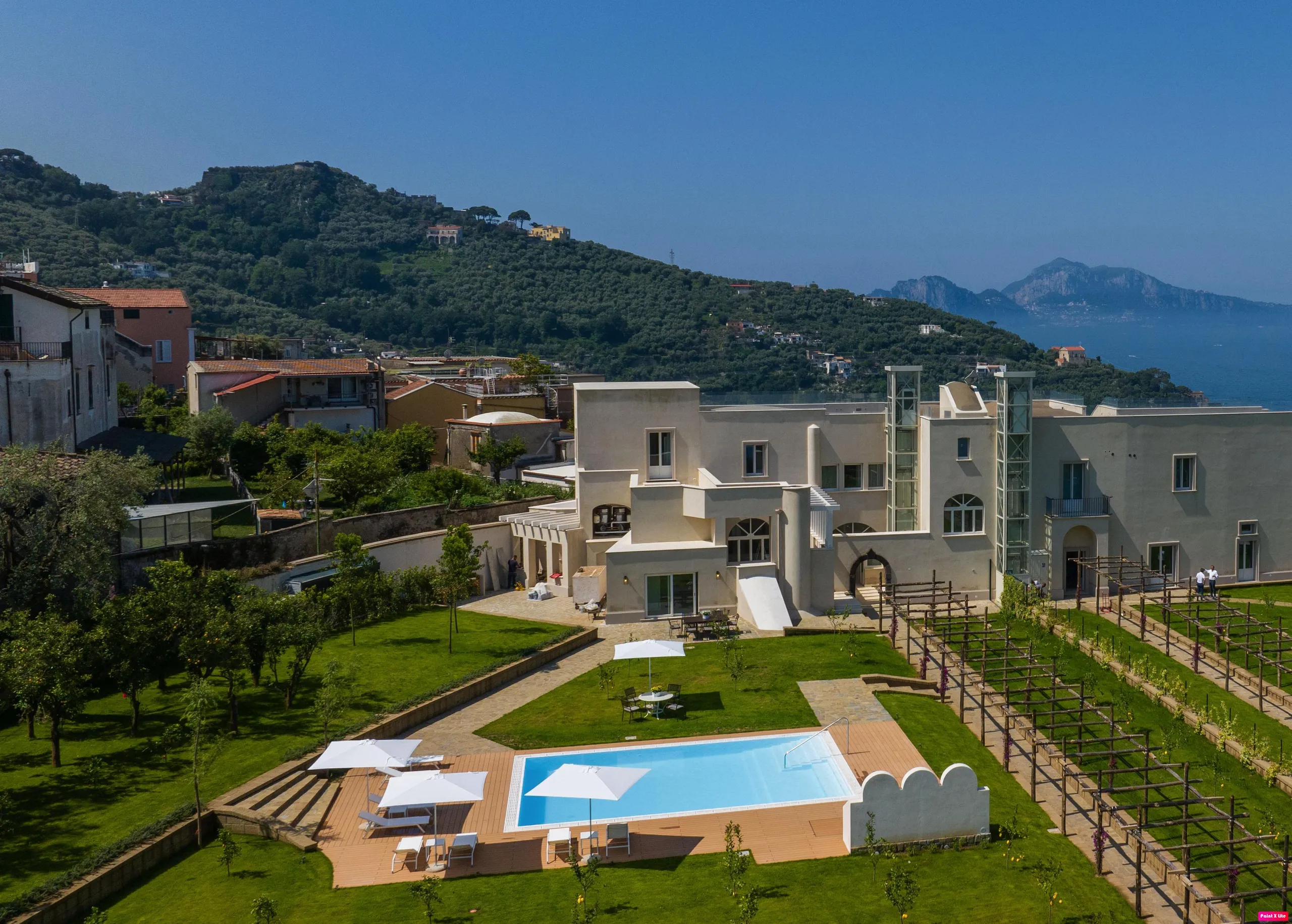 Magnificent Villa with Private Pool and  Mediterranean Garden — photograph 5