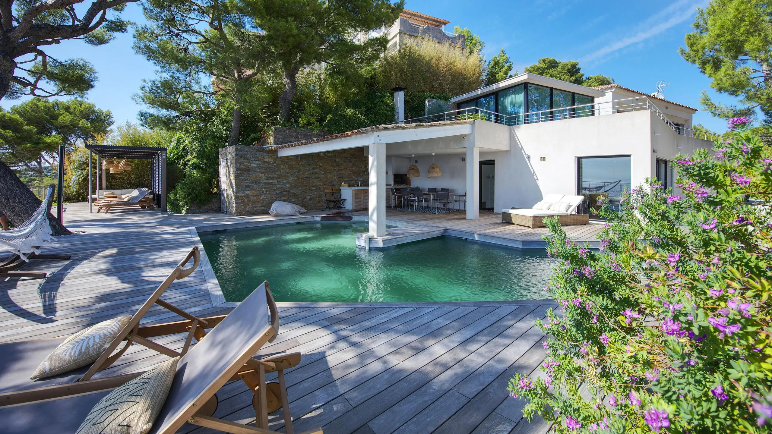 Refined Retreat with Poolside Serenity — photograph 9
