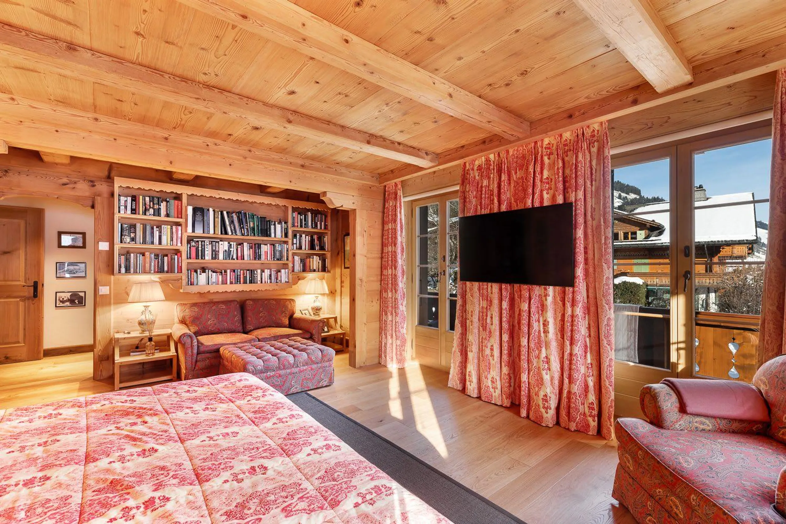 Elegant Alpine Retreat with Panoramic Views — photograph 12