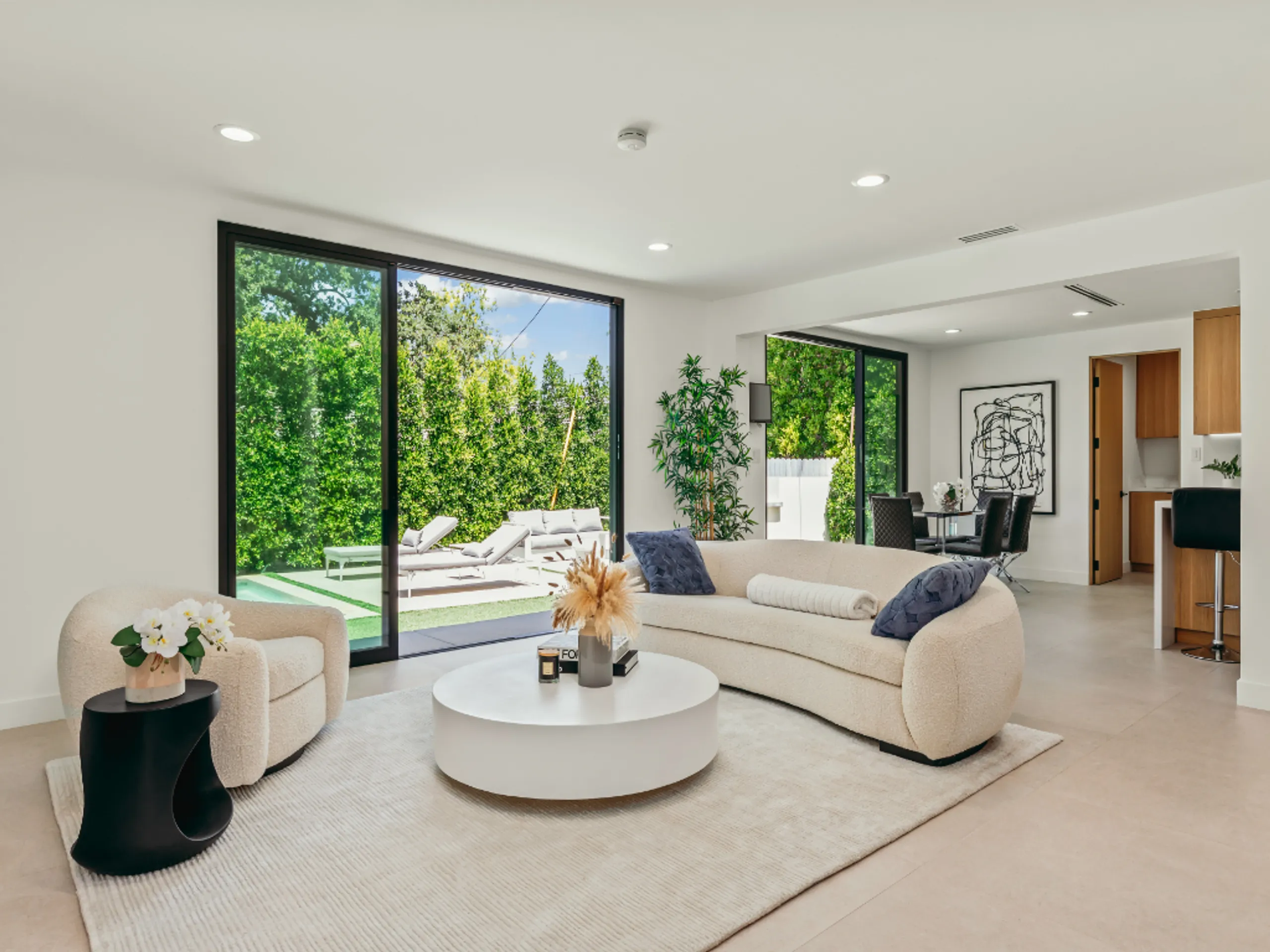 Modern Gated Estate with Pool, Spa & Designer Interiors Near Ventura Blvd — photograph 6