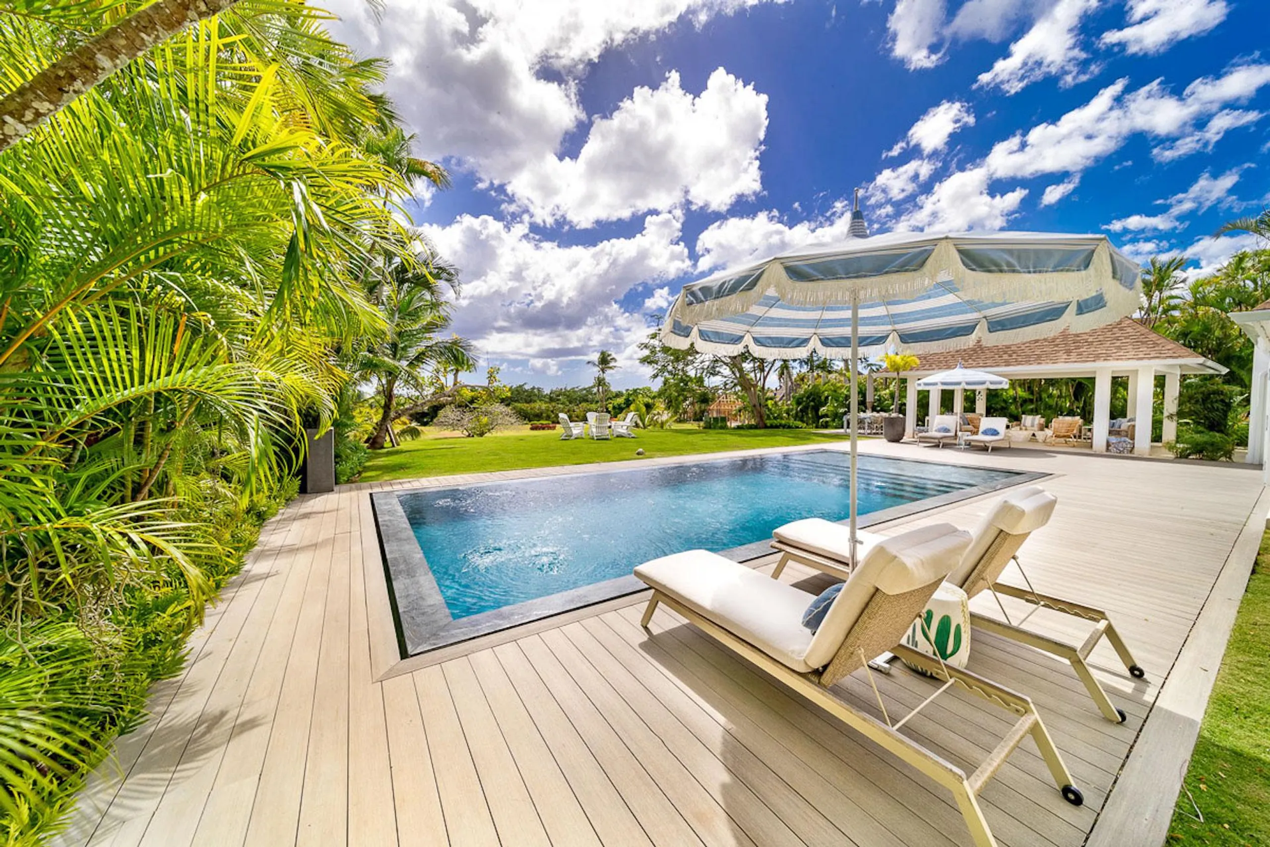 Elegant Brand New Villa with Private Pool and Minitas Garden — photograph 2
