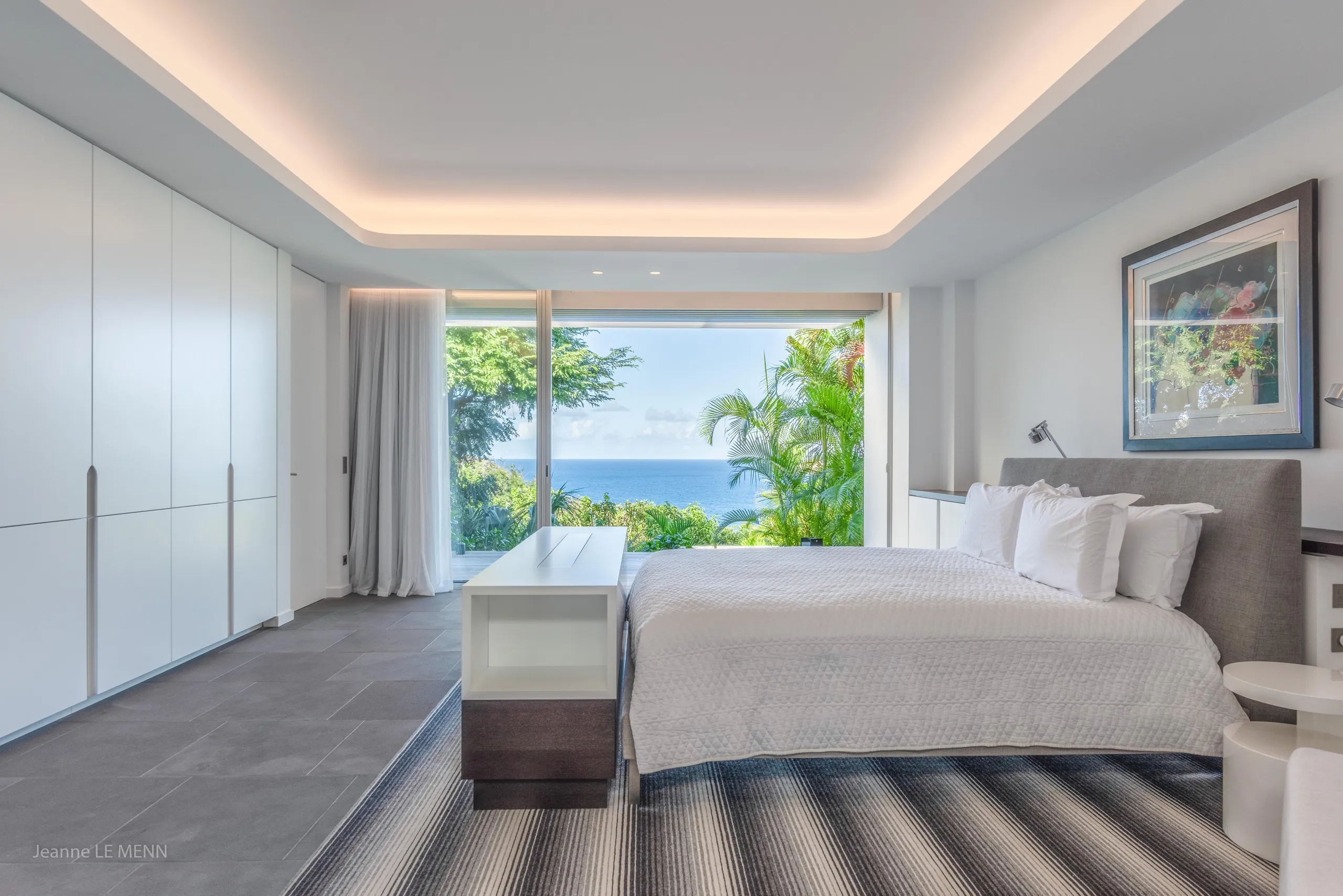 Tranquil Seaside Villa with Private Pool and Fitness Room — photograph 11