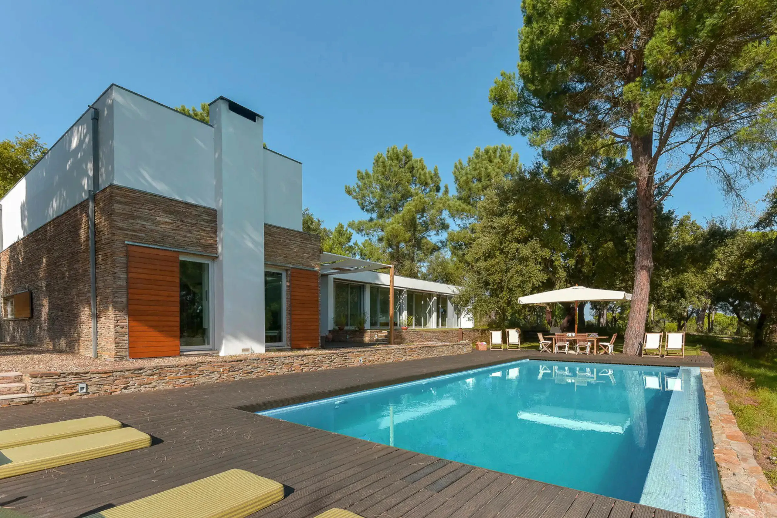 Eco-Friendly 5 Bedroom Villa with Private Pook and Scenic Views, Setubal