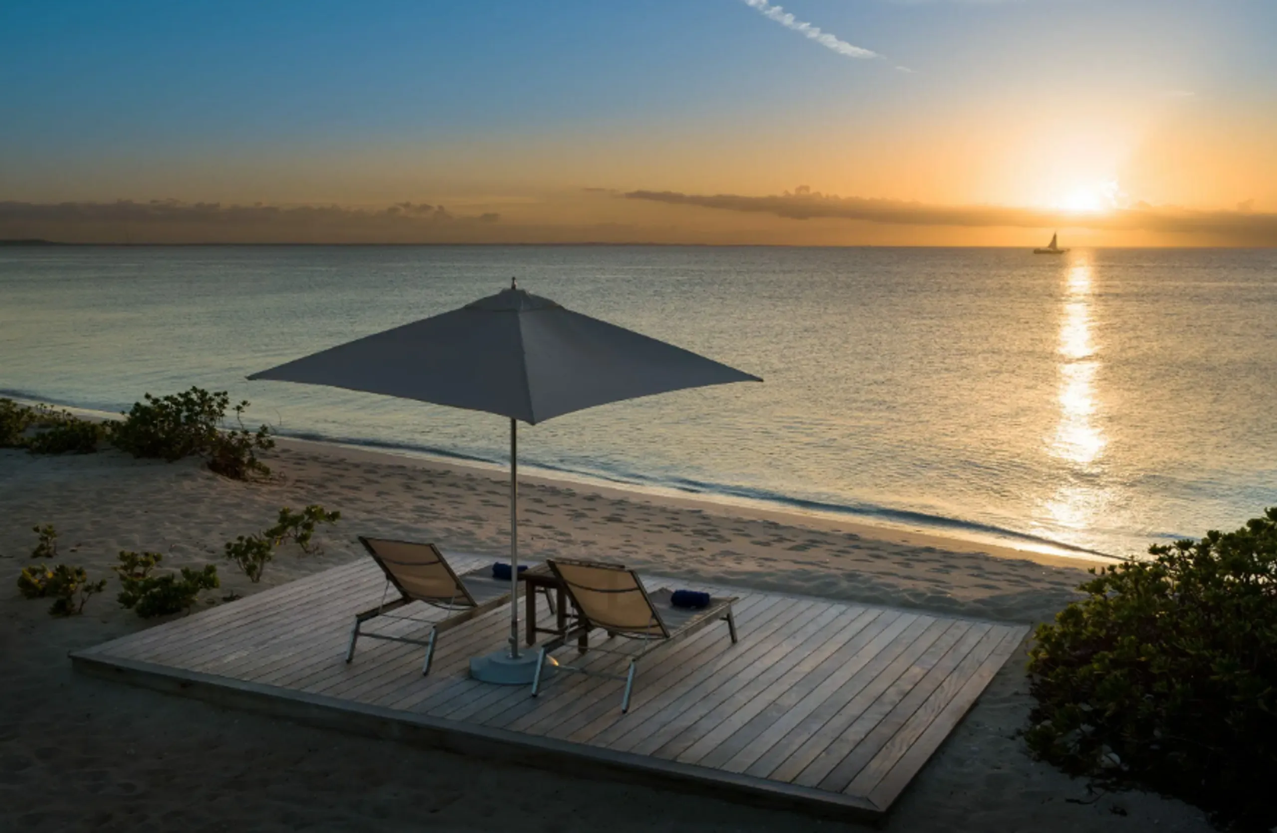 Timeless Beach House Experience with Stunning Views of Shimmering Sea — photograph 9