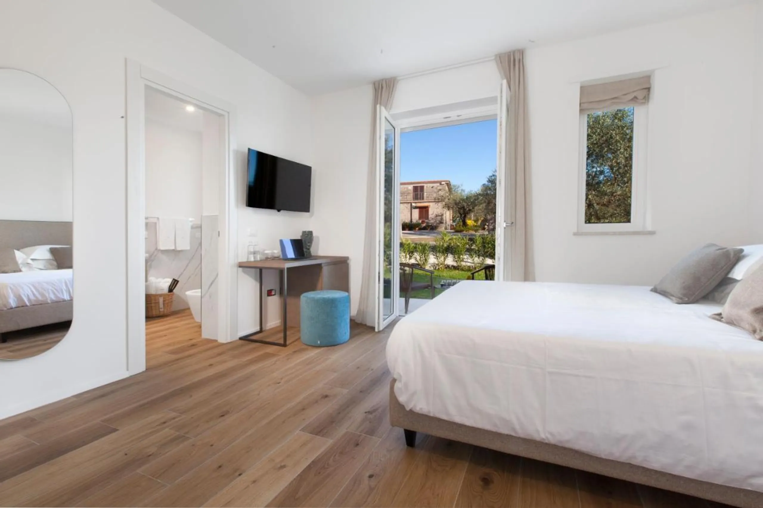 Resplendent Hillside Haven with Heated Infinity Pool and Sea Views — photograph 10