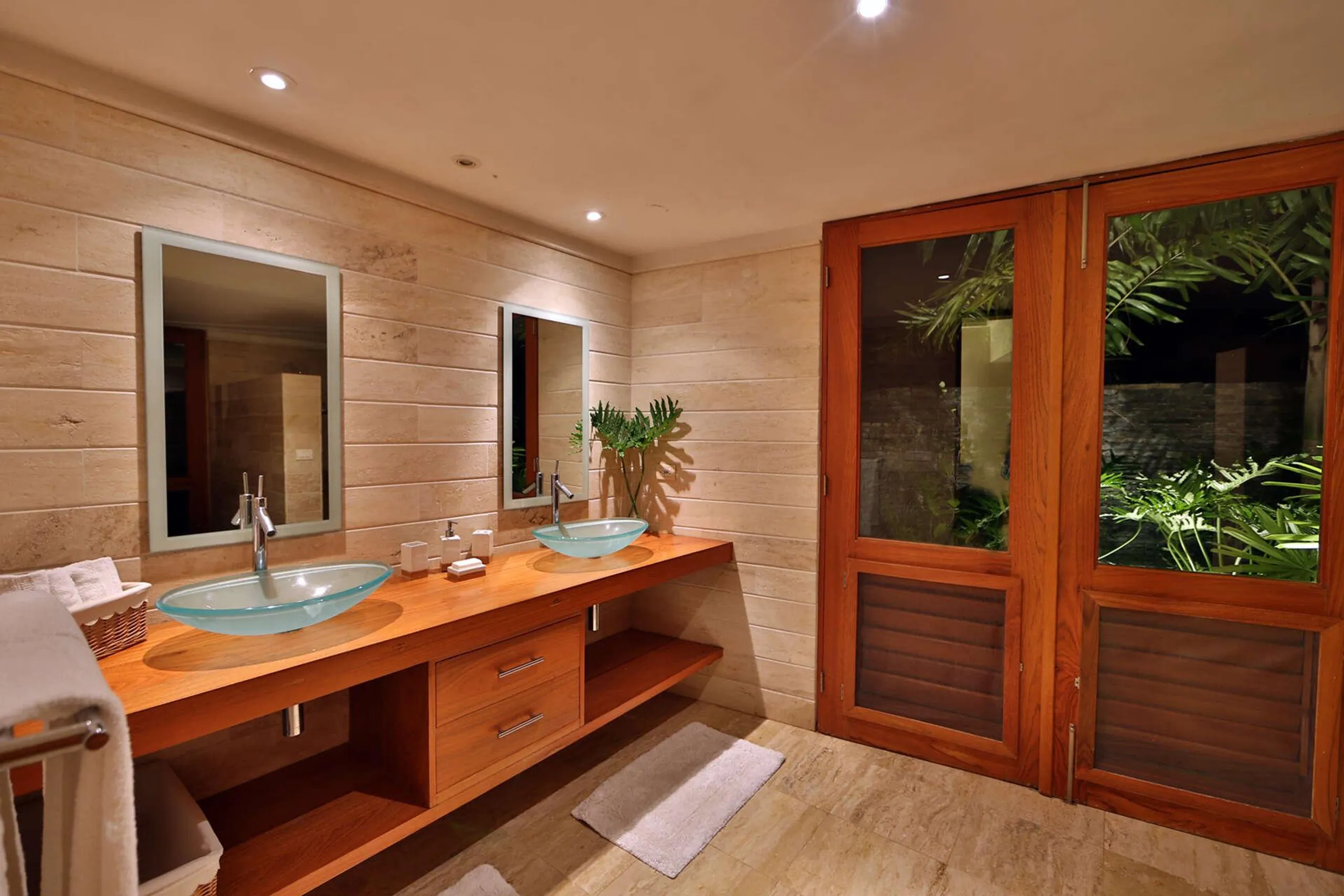 Tropical Architectural Villa with Private Pool and Country Club Access — photograph 7