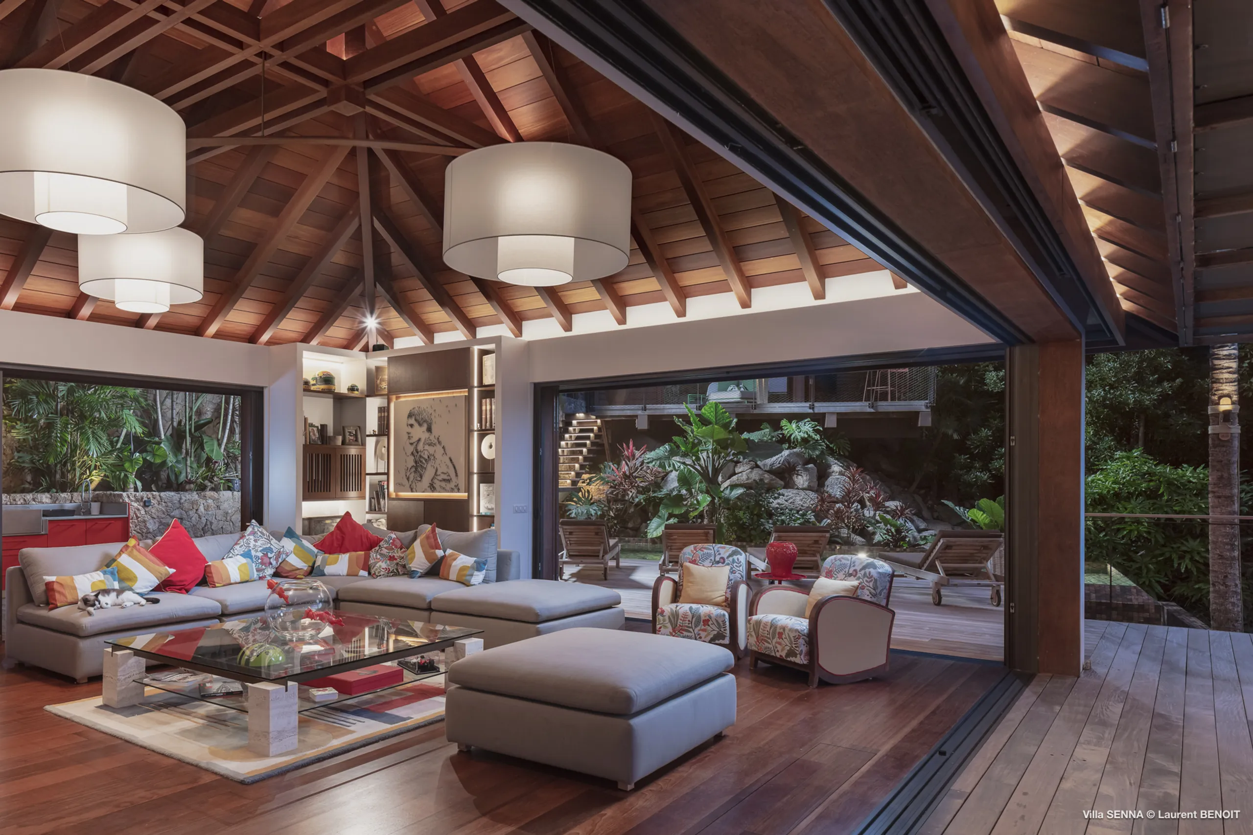 Chic St. Jean Villa with Pool, Gardens & Ocean Breezes — photograph 8