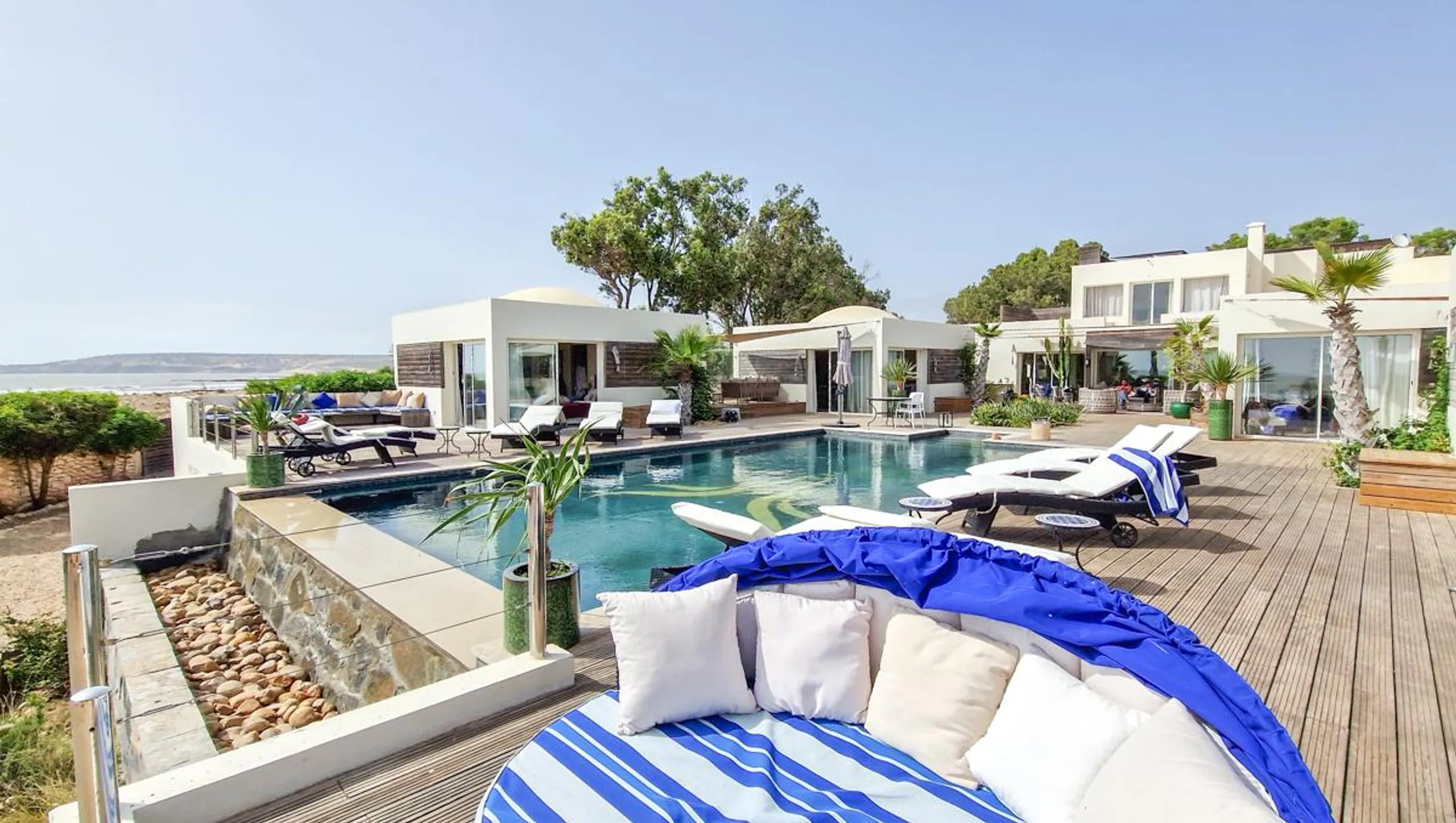 Deluxe Contemporary Villa with Private Pool and Sea Views — photograph 3