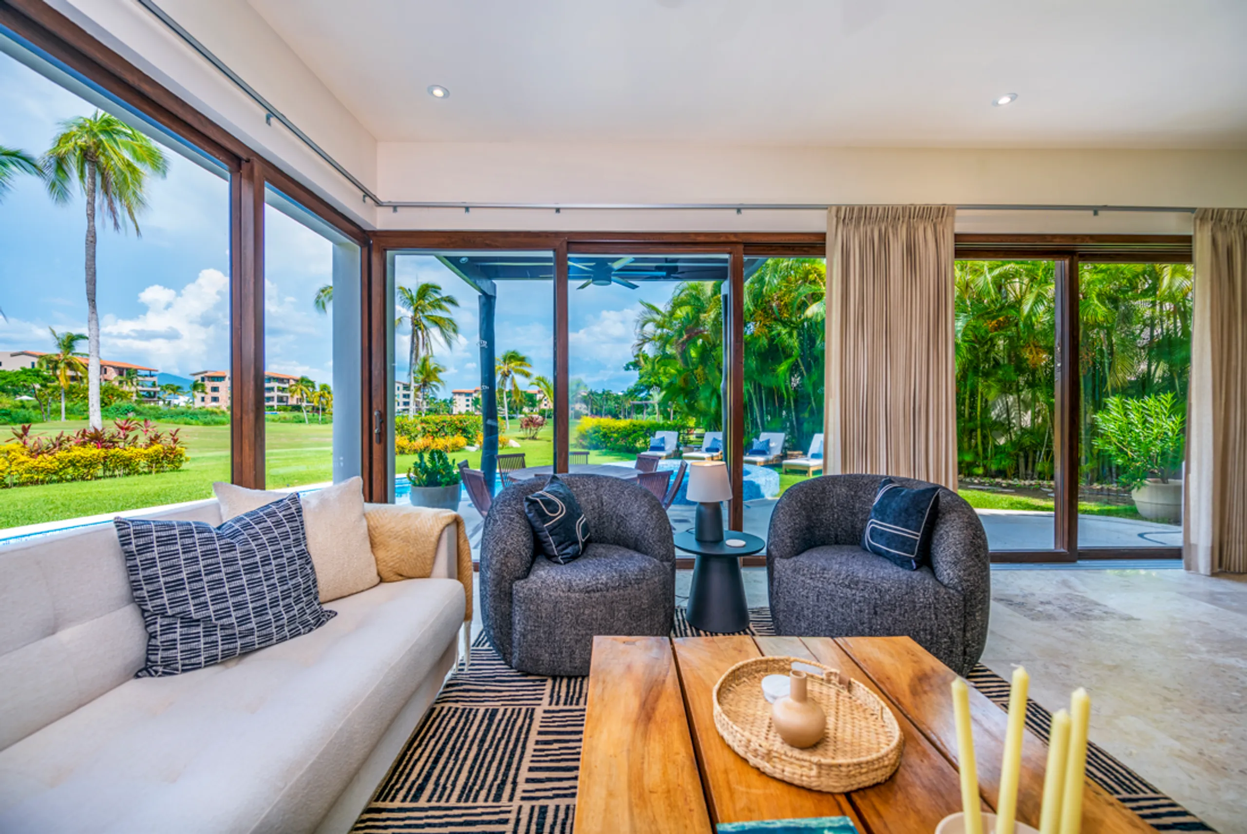 Exquisite Villa Oasis with Panoramic Ocean Views — photograph 7