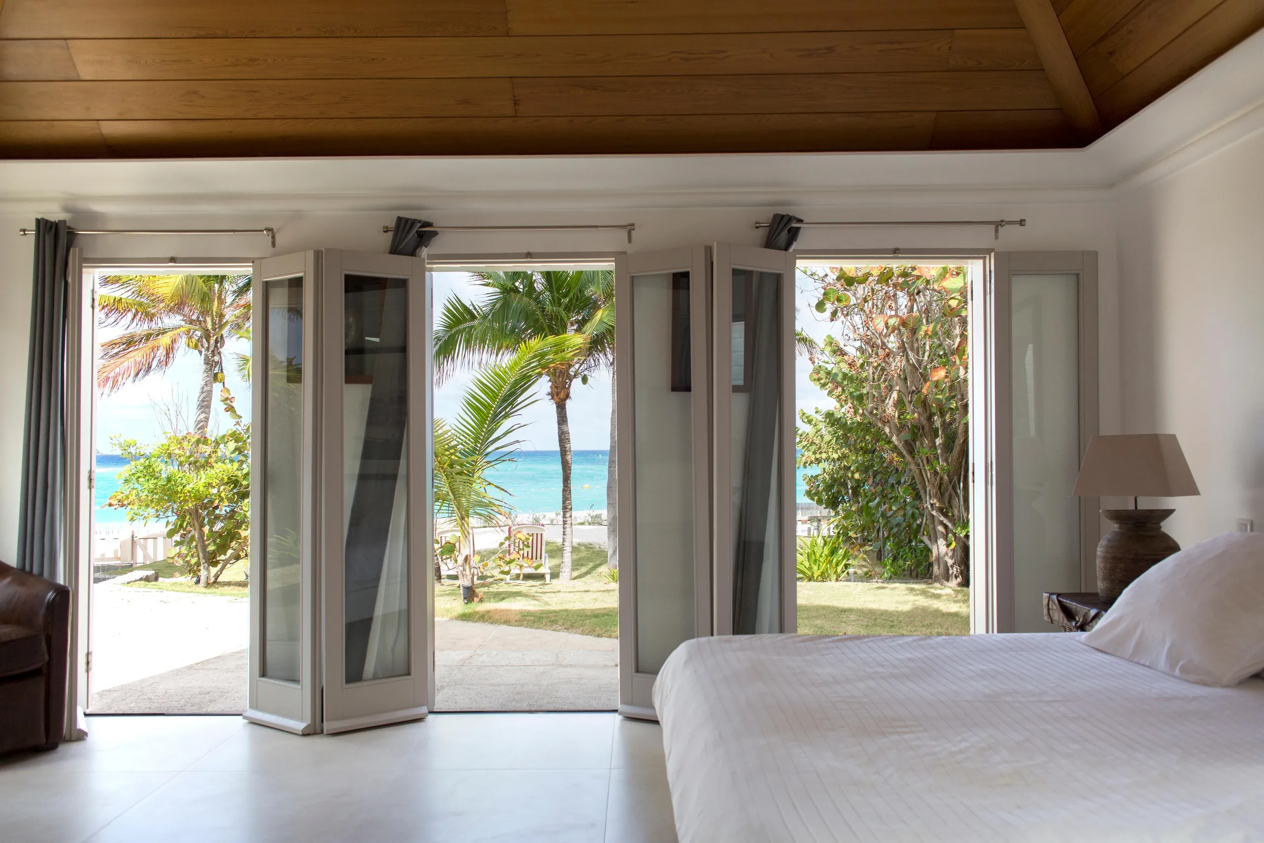 Stunning Seaside Villa with Private Pool and Walks to Beach — photograph 6