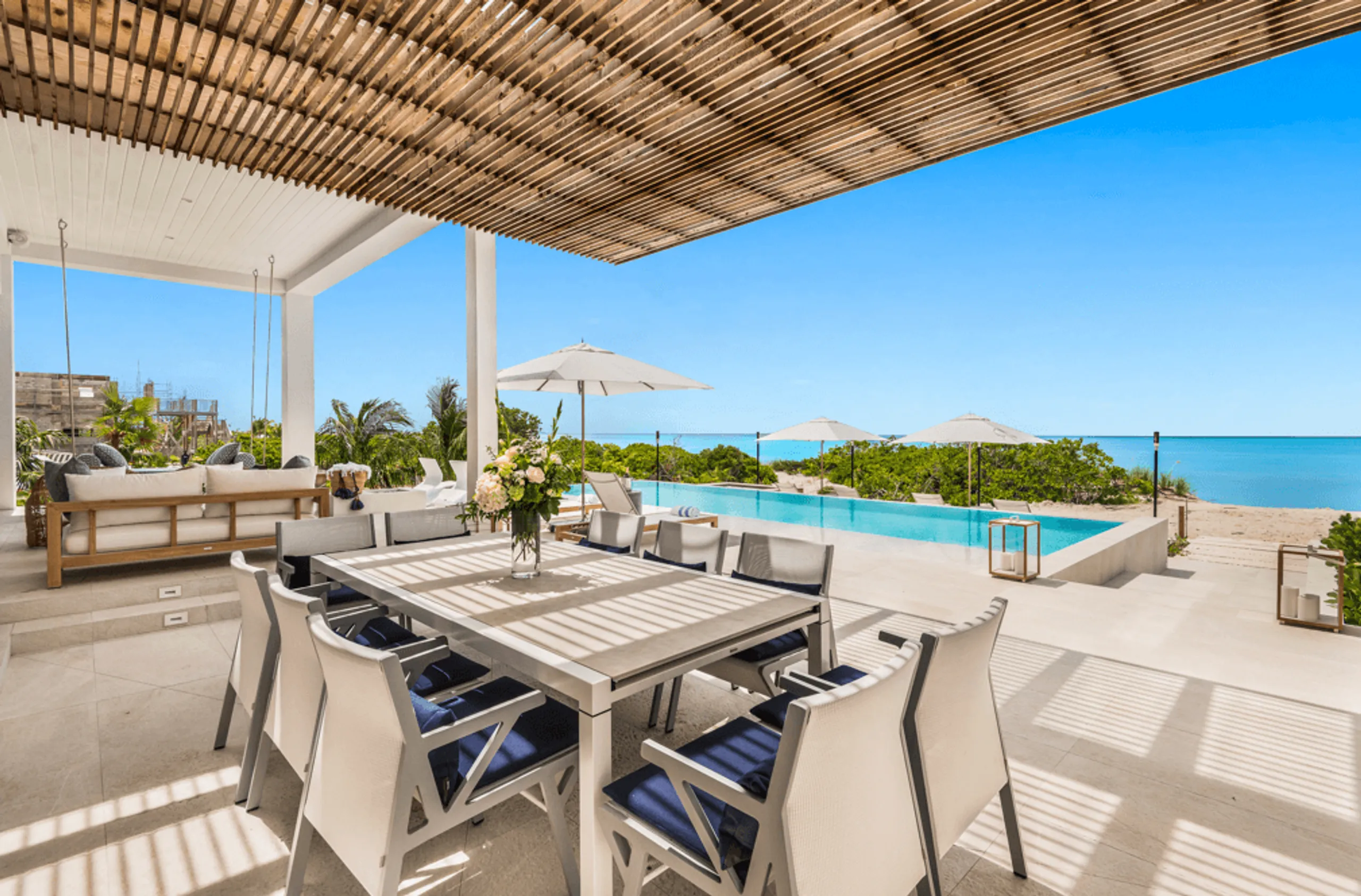 Extraordinary Villa with Caribbean Contemporary Design and Stunning Beachfront — photograph 5