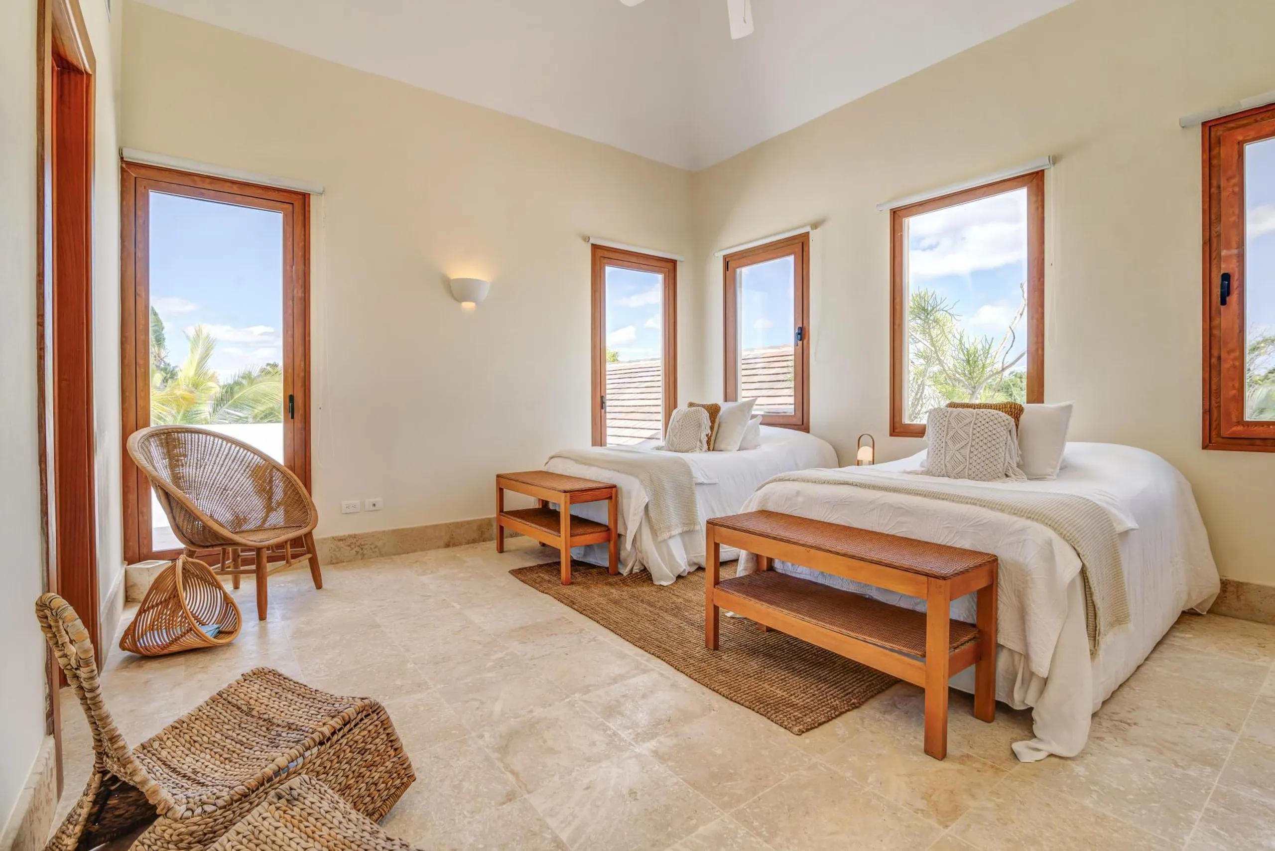 Sophisticated Colonial Villa with Stunning Golf Course Views and Modern Comforts — photograph 12