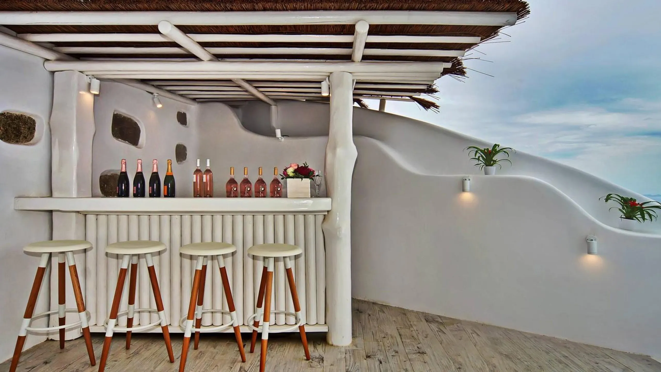 Luxurious Haven with Panoramic Views and Infinity Pool — photograph 5