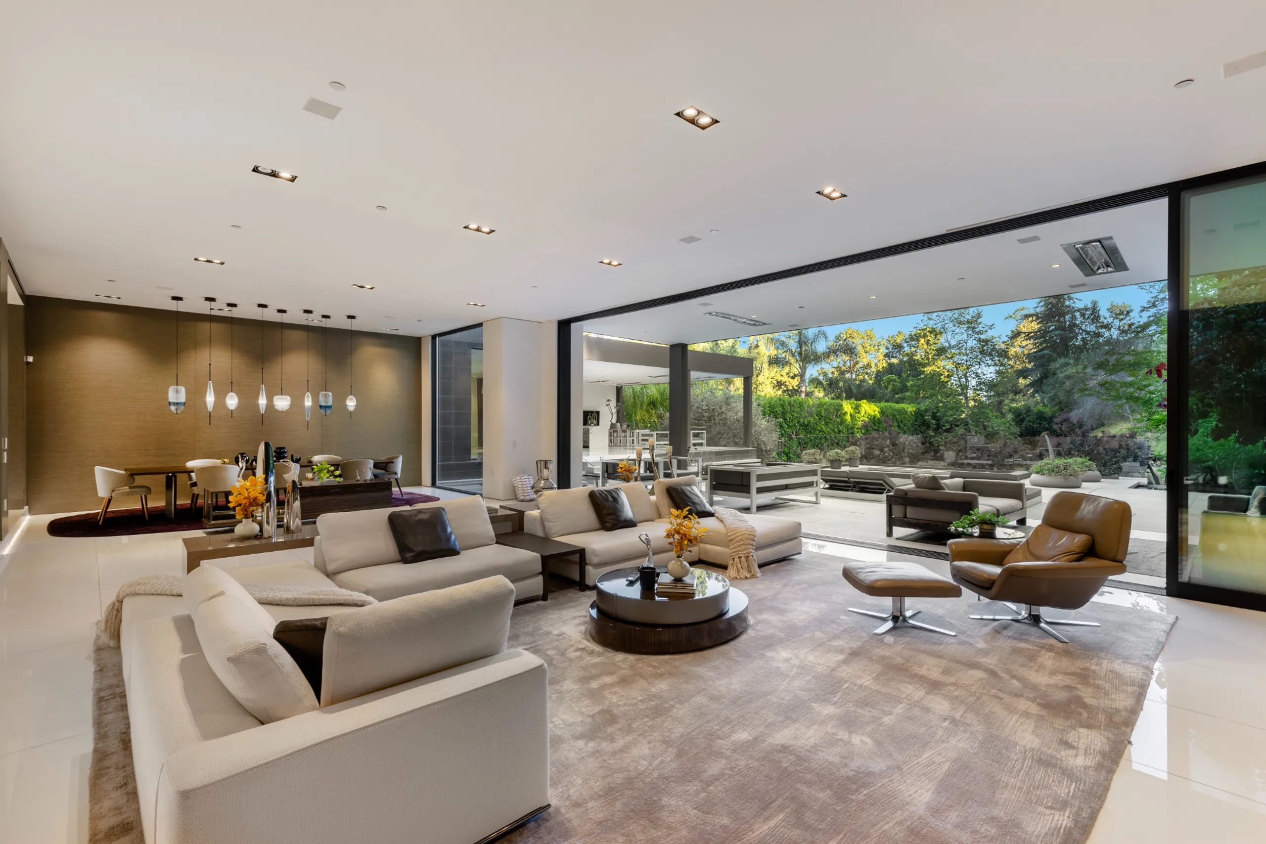 Marvelous Beverly Hills Villa with Private Pool, Spa, and Theater — photograph 7