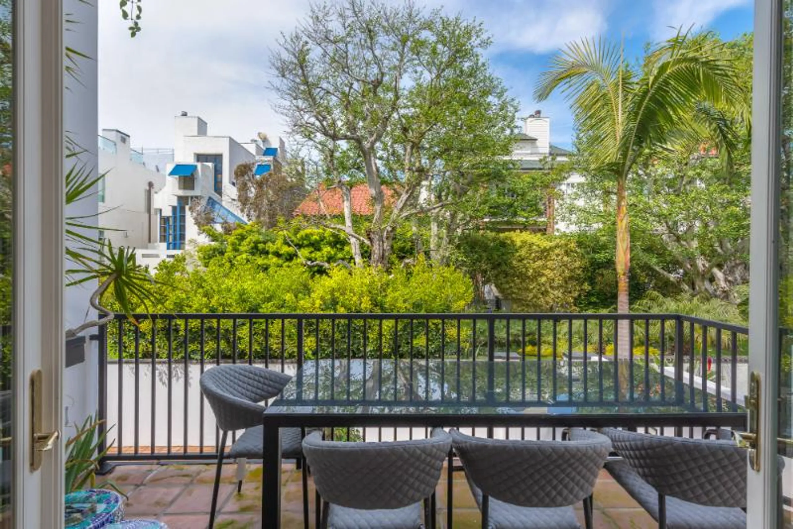Contemporary Mansion with Sun Deck and Lush Gardens — photograph 3