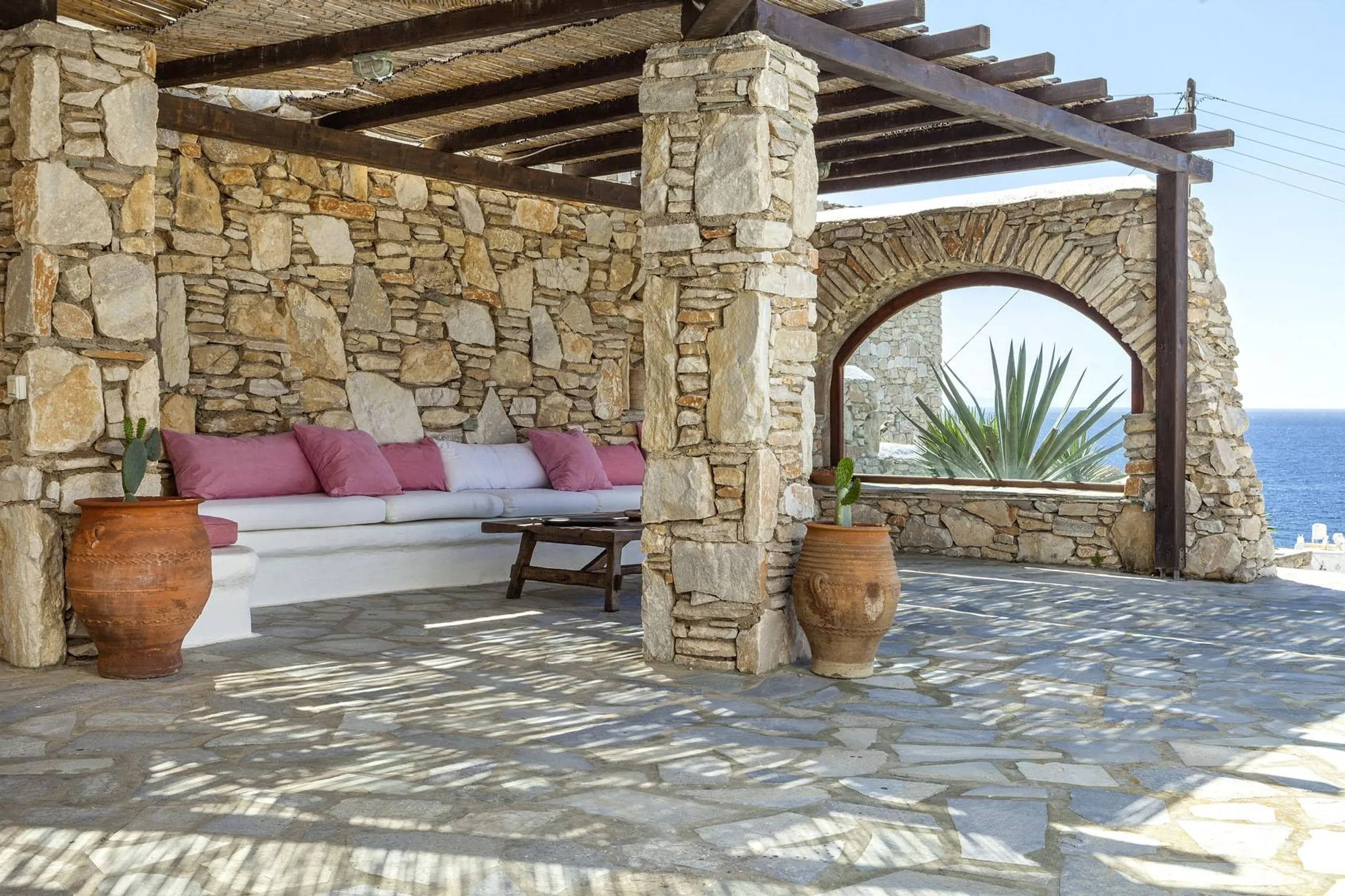 Grandiose Oceanside Villa in Mykonos with Crystalline Pool — photograph 9