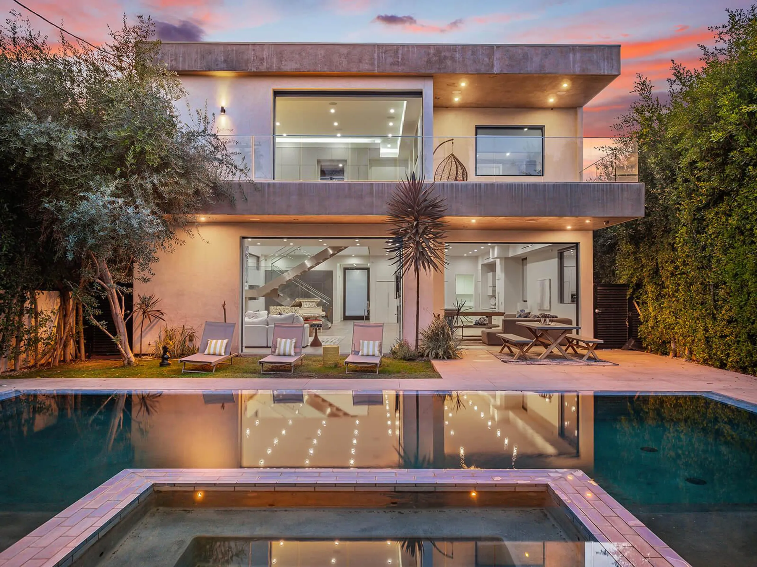 Impeccably Decorated Villa with Pool, Cabana, and Rooftop Deck, Los Angeles