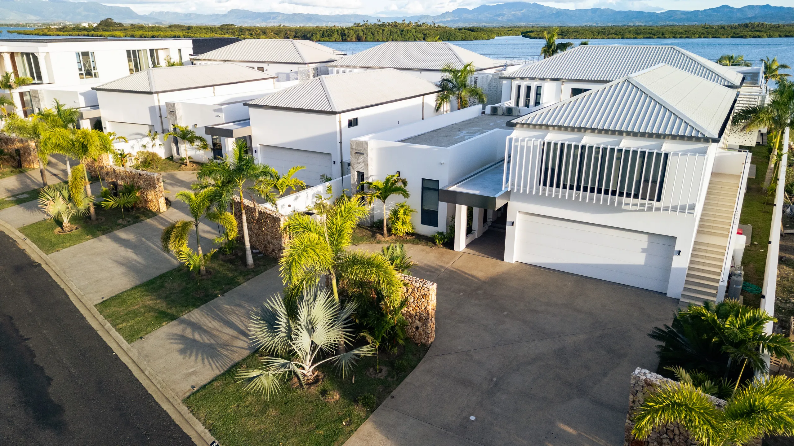 Captivating Beachfront Villa with Private Pool and Terrace — photograph 7