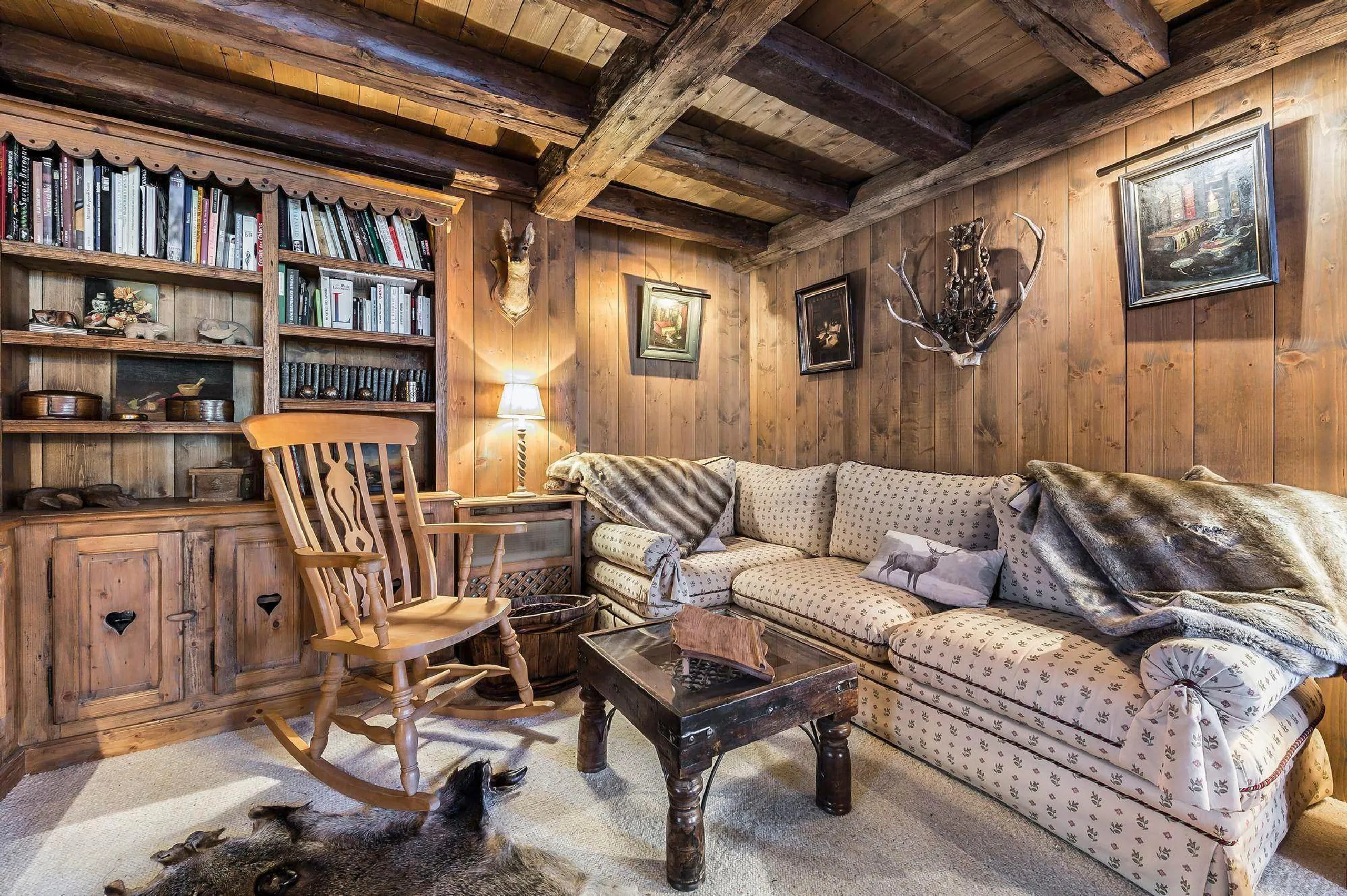 Exquisite 7BR Villa with High-End Amenities and Snowy Mountain Views — photograph 9