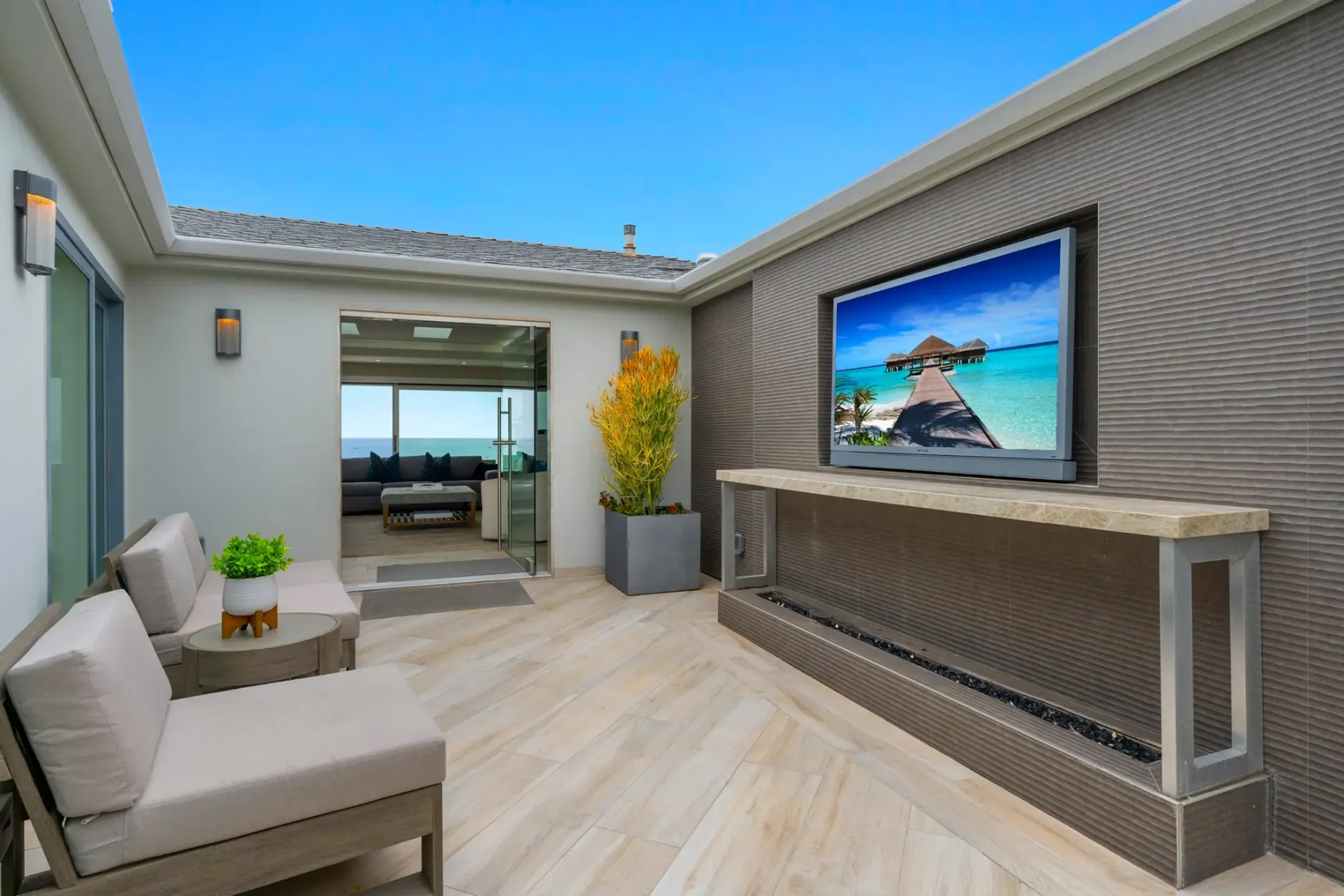 Contemporary Oceanfront Villa with Waterfront and Stunning Views — photograph 9