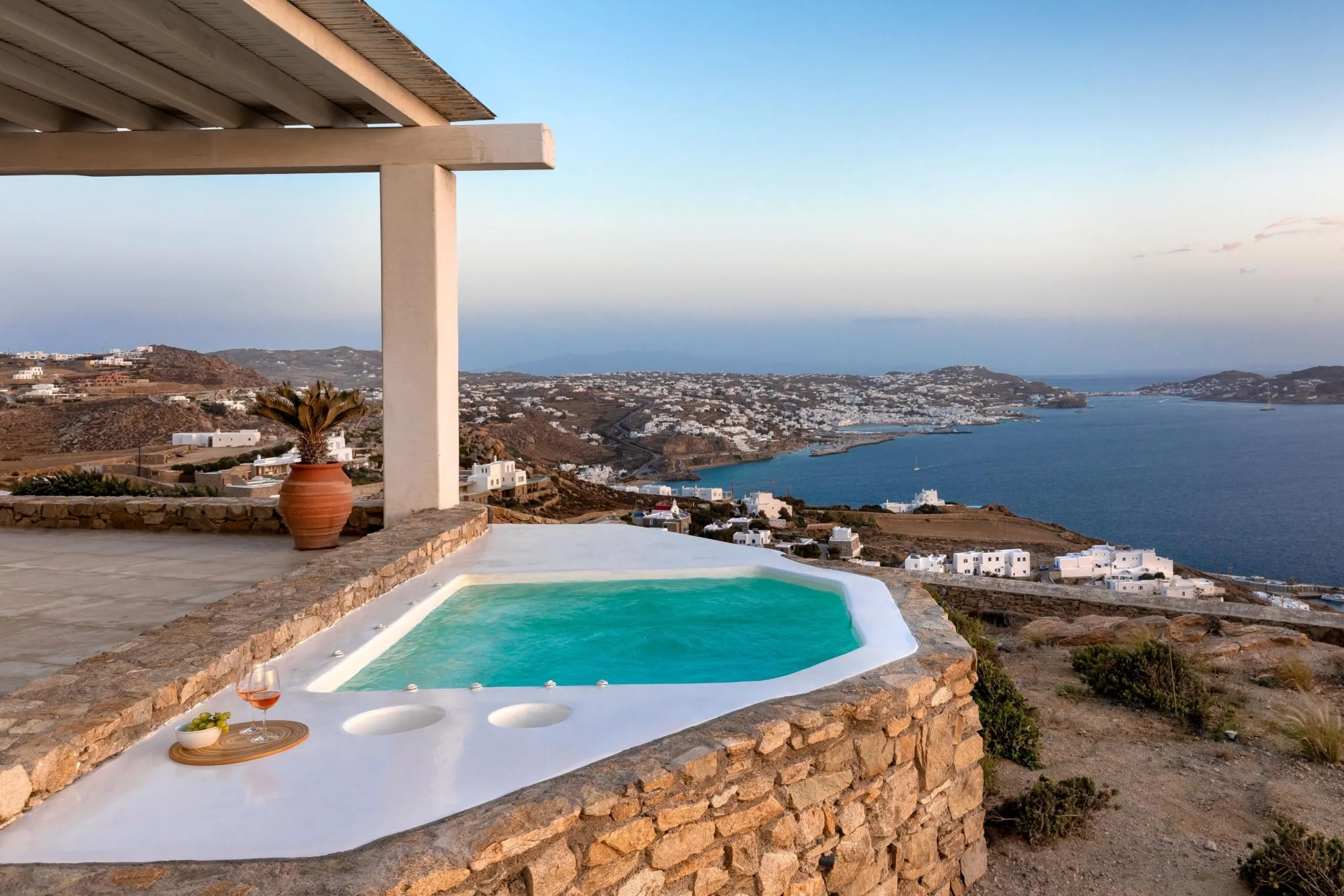 Rich Mykonos Villa with Crystalline Pool and Jacuzzi — photograph 5