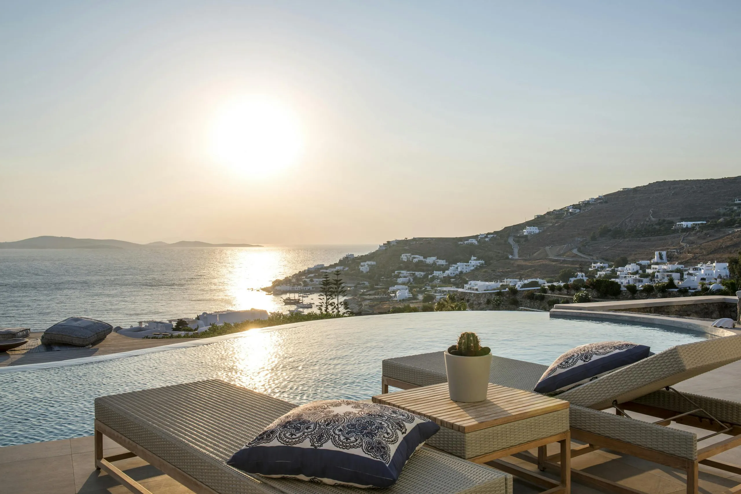 Deluxe Ocean Estate with Infinity Pool and Jacuzzi — photograph 4