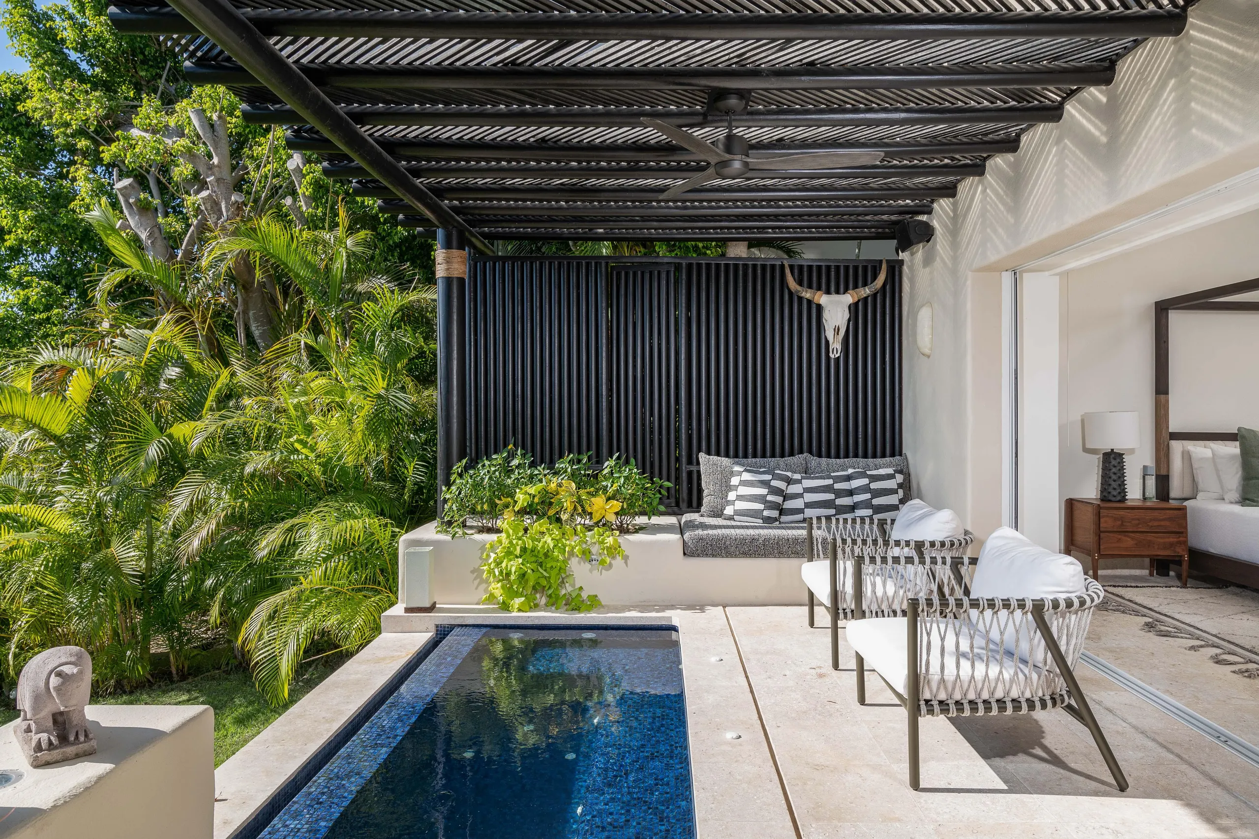 Pristine Resort Villa with Infinity Pool and Sweeping Ocean Views — photograph 5