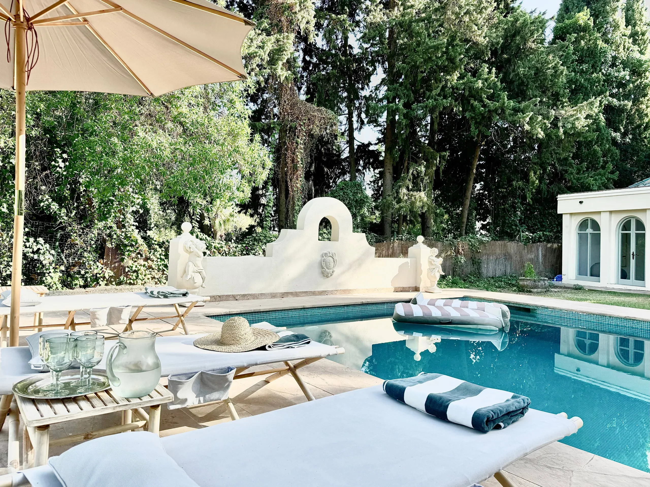 Majestic Traditional Estate with Private Pool and Stunning Garden Views — photograph 7