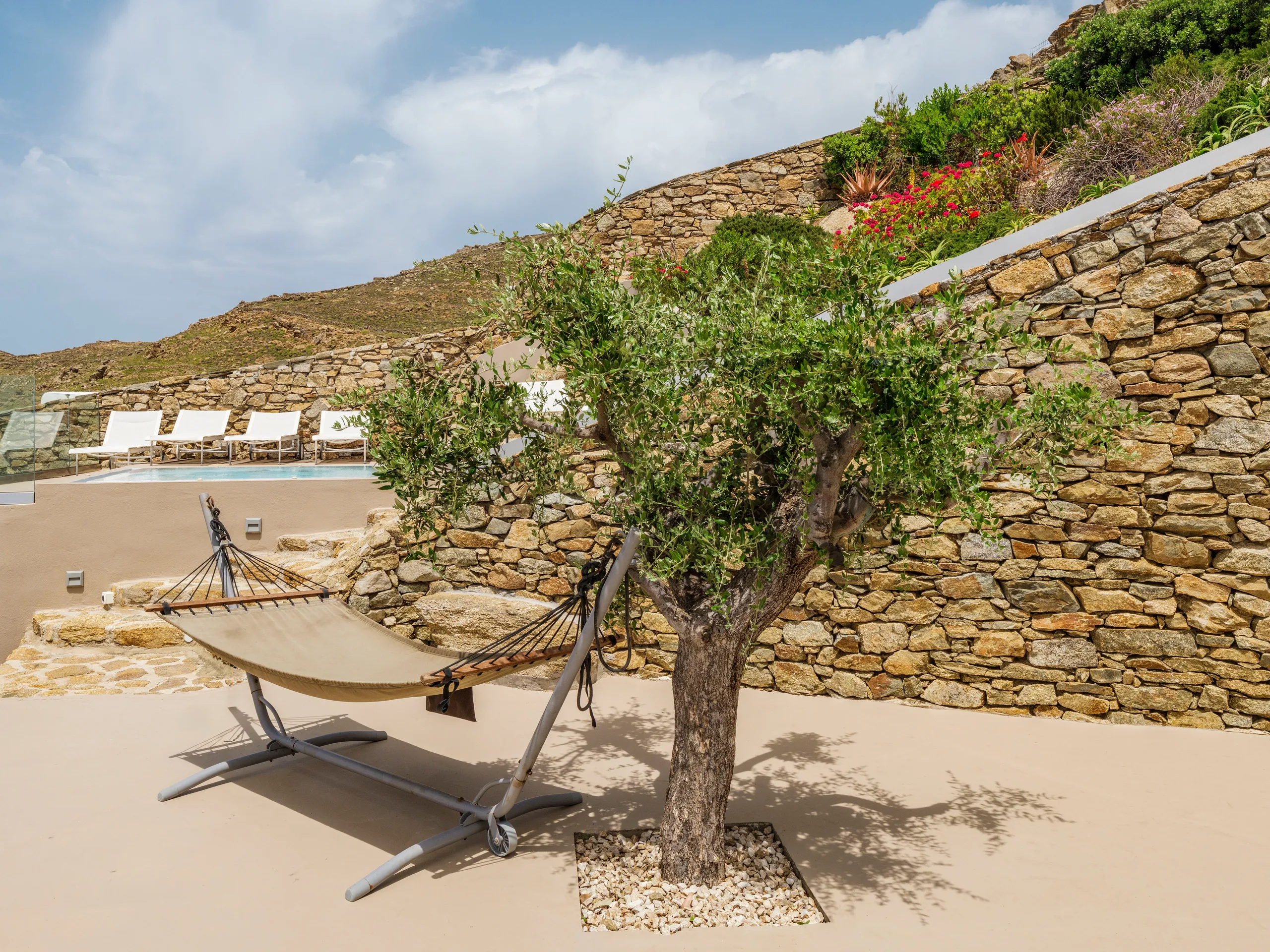 Secluded  Beachfront Villa with Heated Pool, Jacuzzi, Tennis Court, and Panoramic Aegean Sea Views — photograph 8