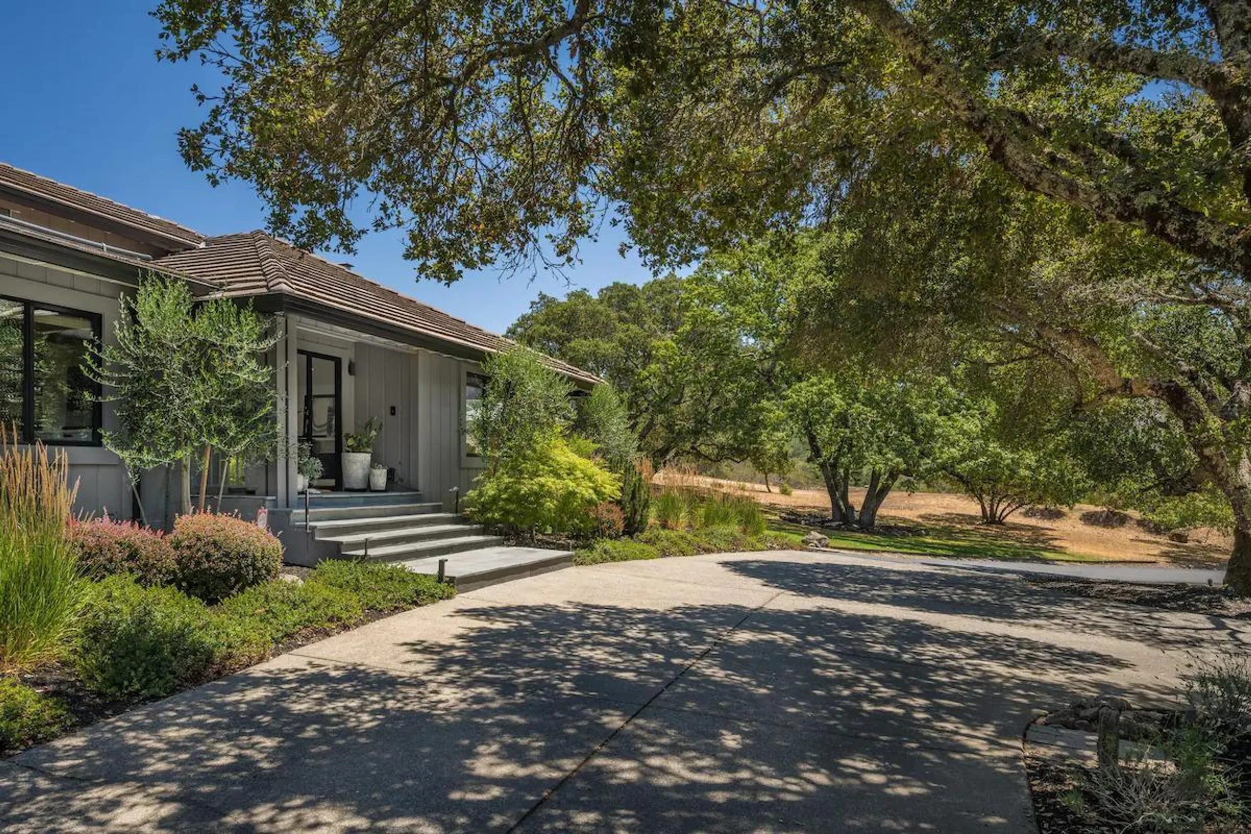 Chic Calistoga Wine Ranch Estate with Pool, Hot Tub and Tennis — photograph 5