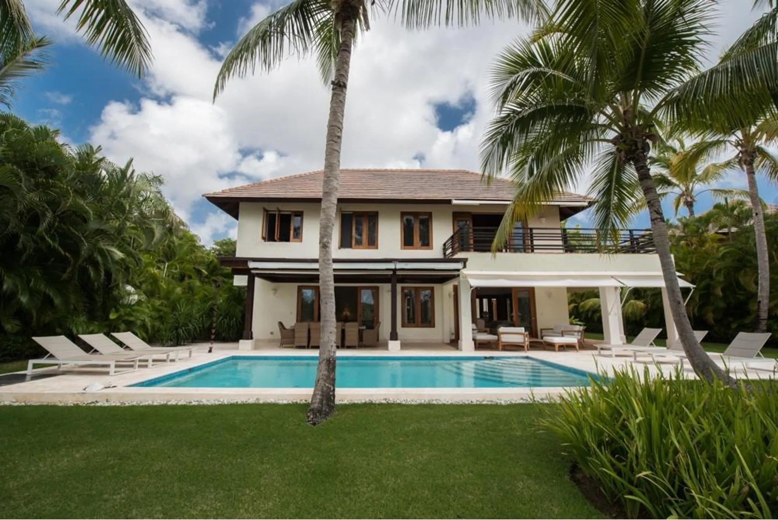 Luxurious Lake Front Villa with Open Design and Private Pool — photograph 10