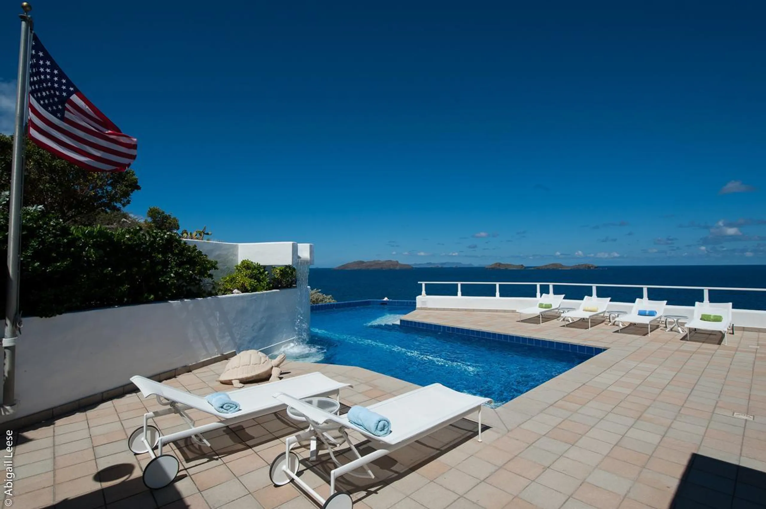 Swanky Seaside Villa with Private Pool and Walks to Beach — photograph 3