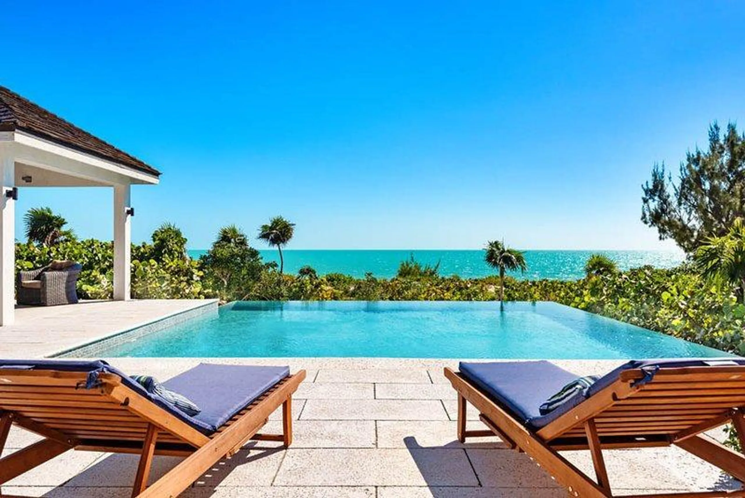Refined Contemporary Beachfront Long Bay Beach Villa with Infinity Pool — photograph 2