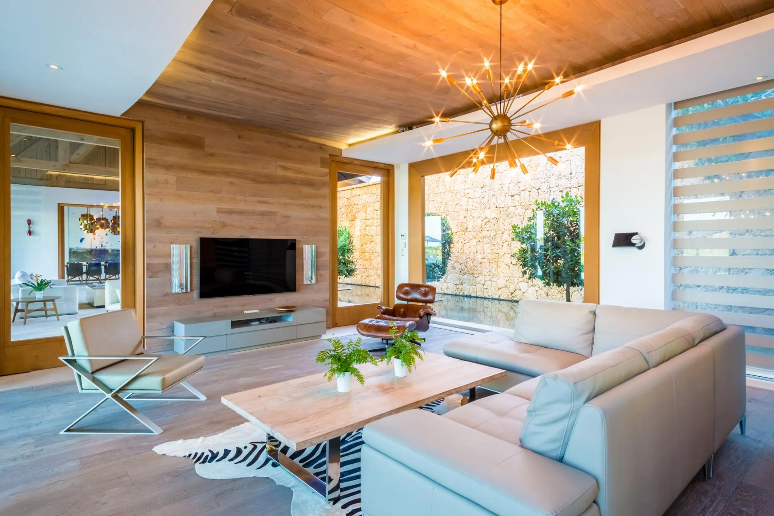 Exhilarating Contemporary Villa with 18-Meter Pool and Jacuzzi — photograph 10