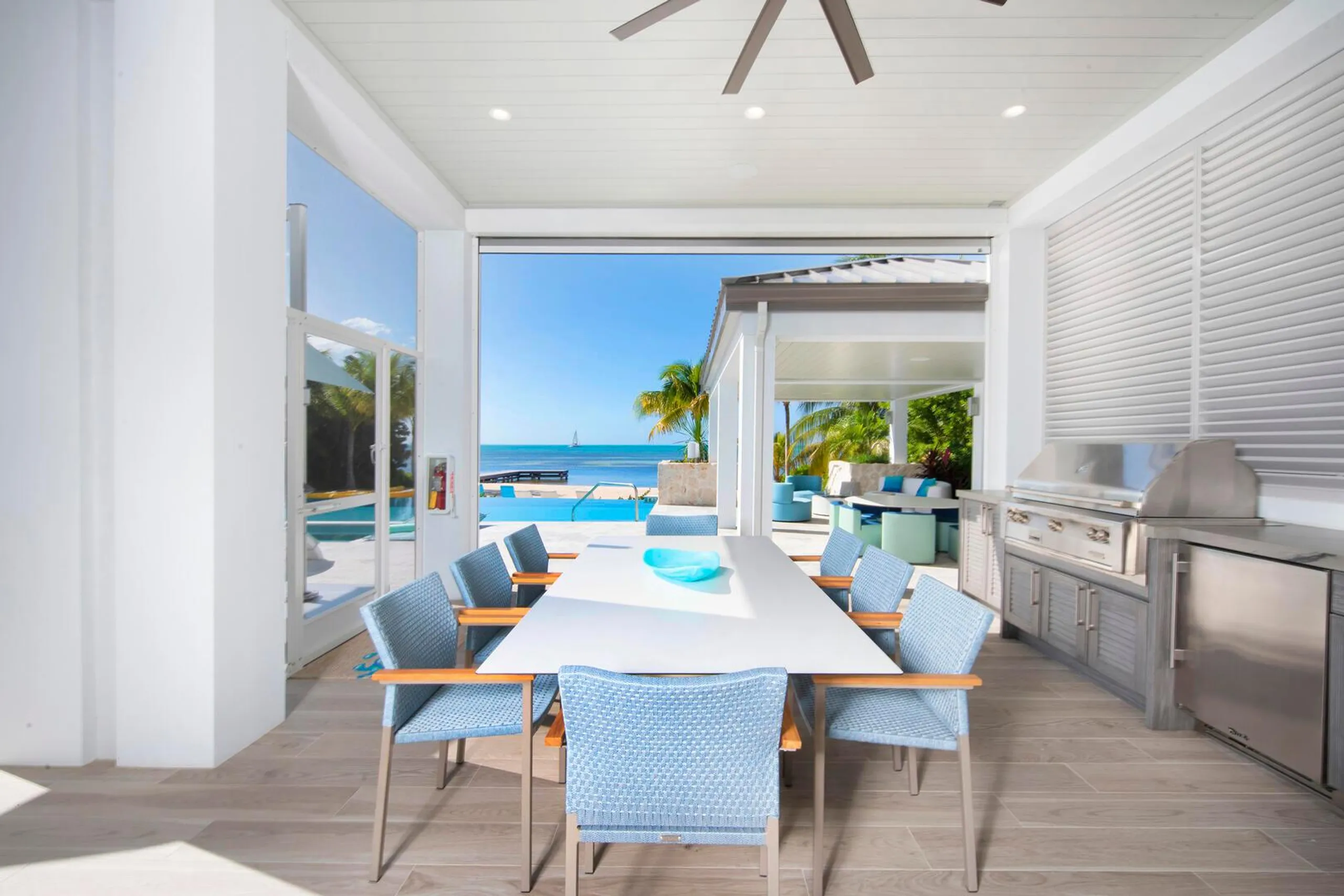 Cayman Ocean Front Grand Estate with Infinity Pool and Incredible Ocean Views — photograph 9