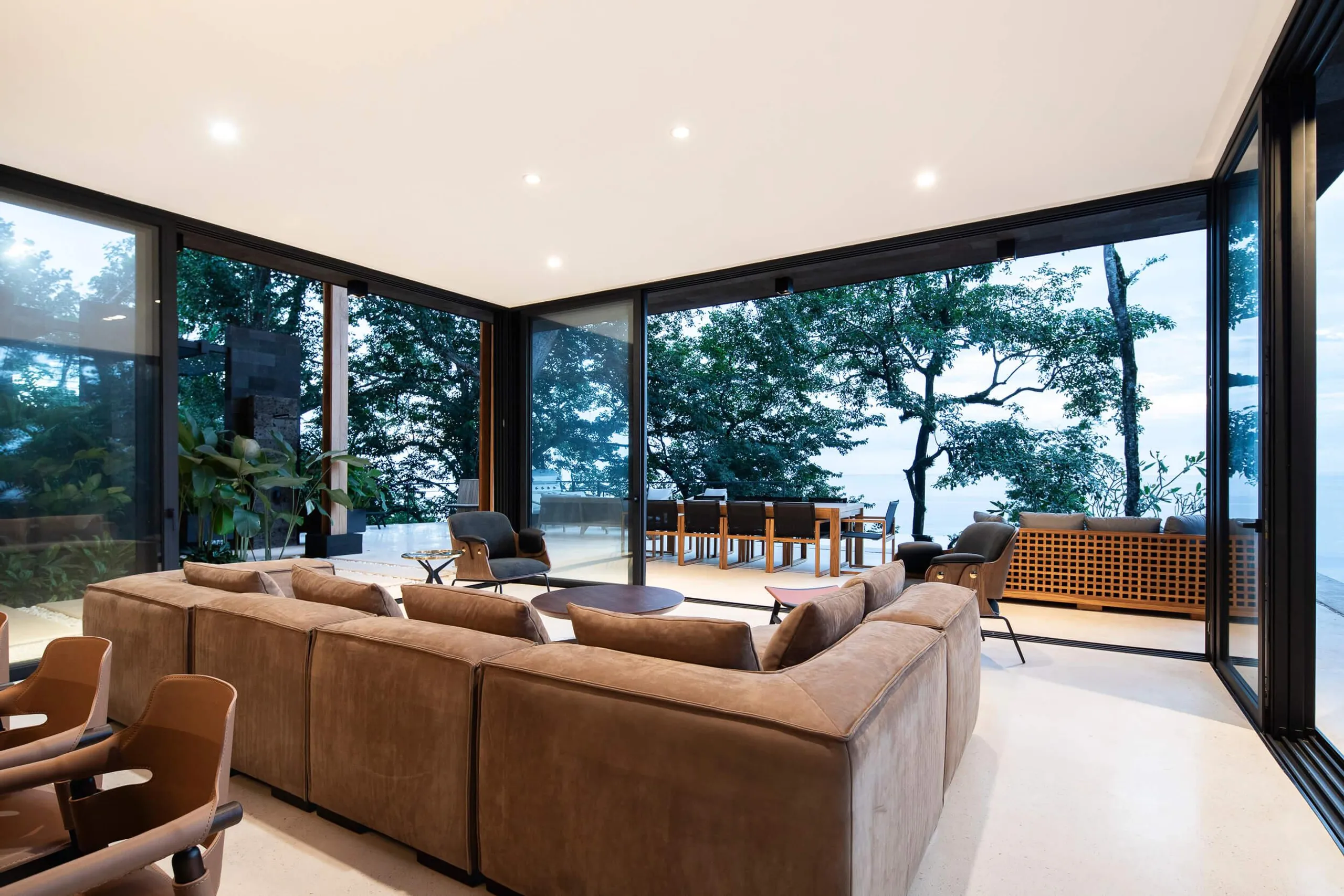 Chic 5-Bedroom Villa with Ocean Views and Infinity Pool — photograph 10